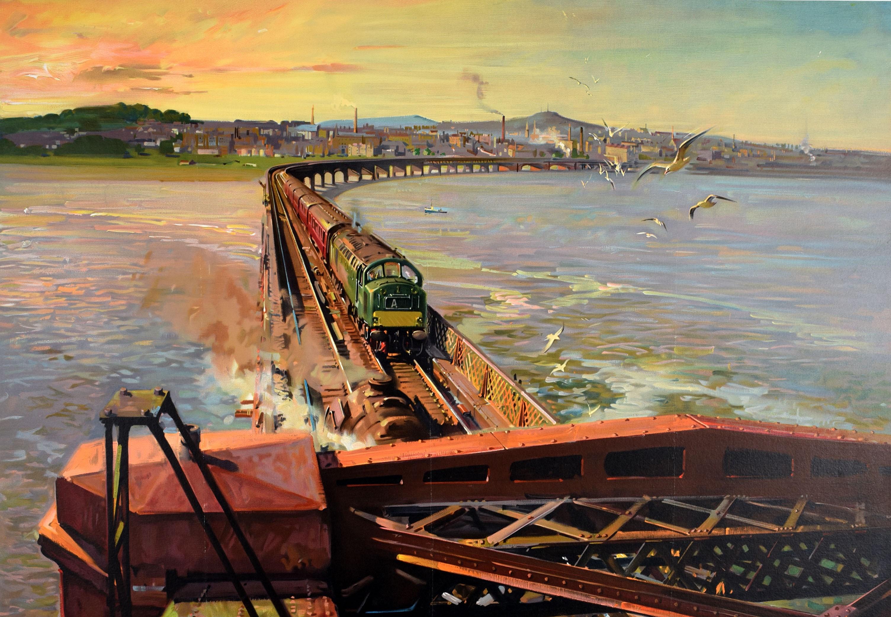 Affiche ferroviaire originale d'époque pour Tay Bridge See Scotland by Train, présentant une peinture étonnante de l'artiste britannique Terence Tenison Cuneo (1907-1996). Elle représente un train s'approchant du spectateur sur le Tay Bridge, qui