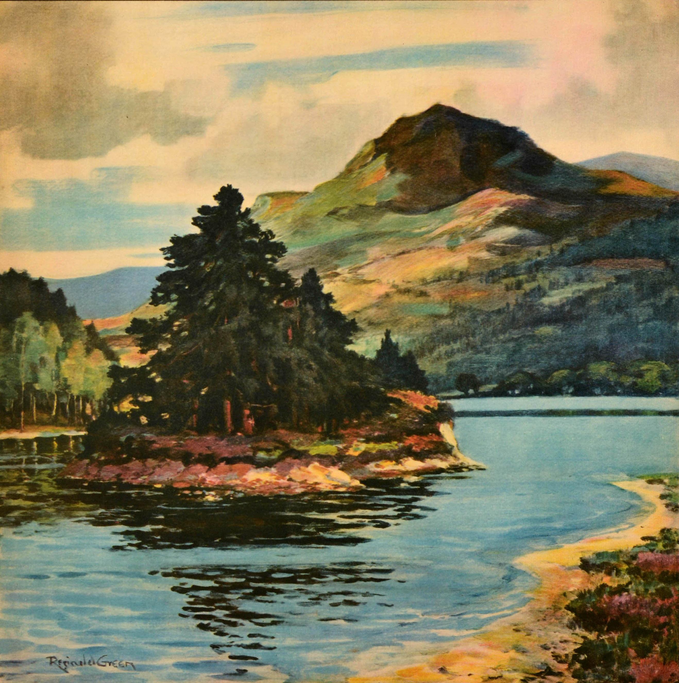 Poster d'epoca originale della ferrovia London, Midland and Scottish - Scotland by LMS The Best Way to The Trossachs - con un dipinto di Reginald Green (1884-1971) che raffigura una splendida vista di una piccola isola sul Loch Katrine d'acqua dolce