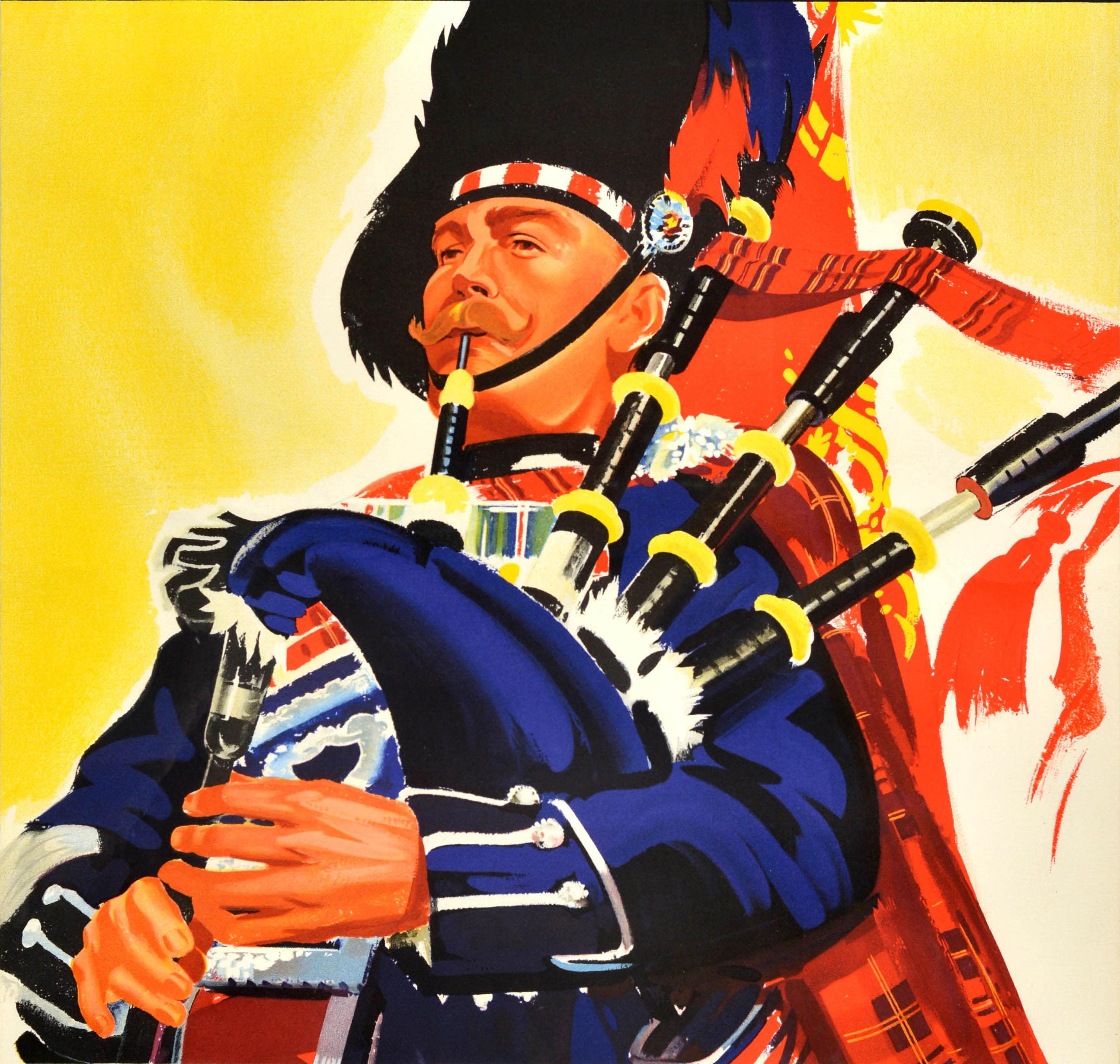 Affiche publicitaire originale de voyage en train - See Britain by Train - comportant une illustration colorée d'un joueur de cornemuse écossais en uniforme jouant de la musique sur un fond jaune, le titre en rouge et blanc sur une bordure noire