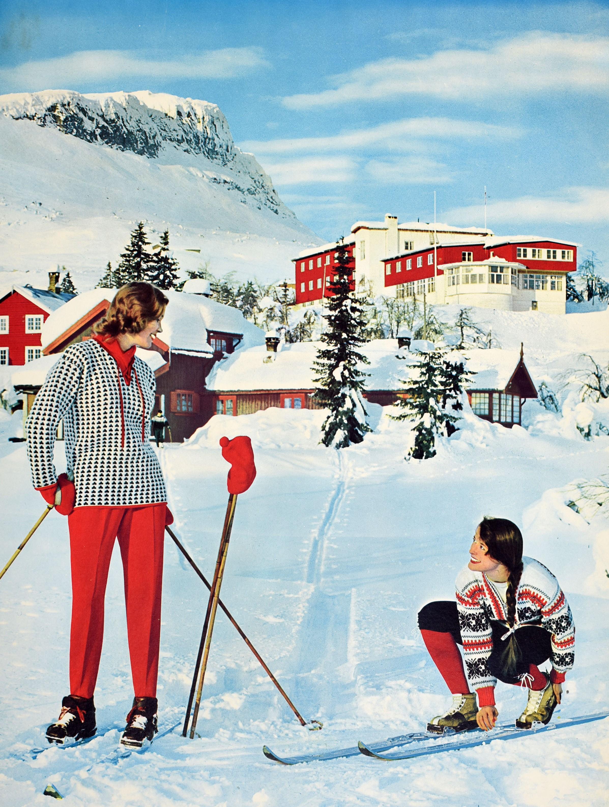 Original Vintage Railway Travel Poster Ski Norway Winter Sport Mountain Skiers In Fair Condition For Sale In London, GB