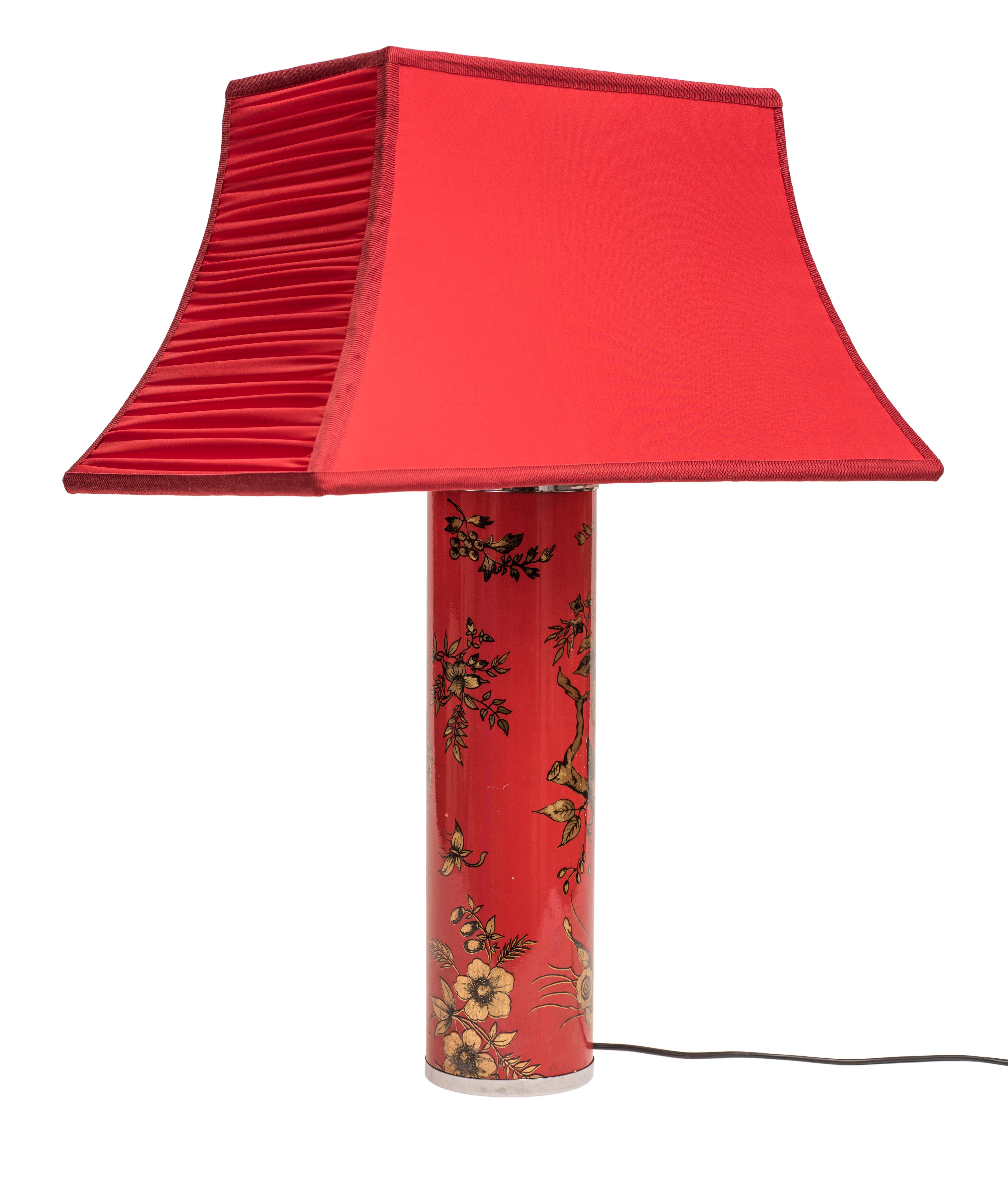 Die rote Lampe ist ein Originalentwurf von Piero Fornasetti aus den 1960er Jahren.

Originelle Metalllampe mit roter Lackierung und Blumendekoration in der chinesischen Technik 