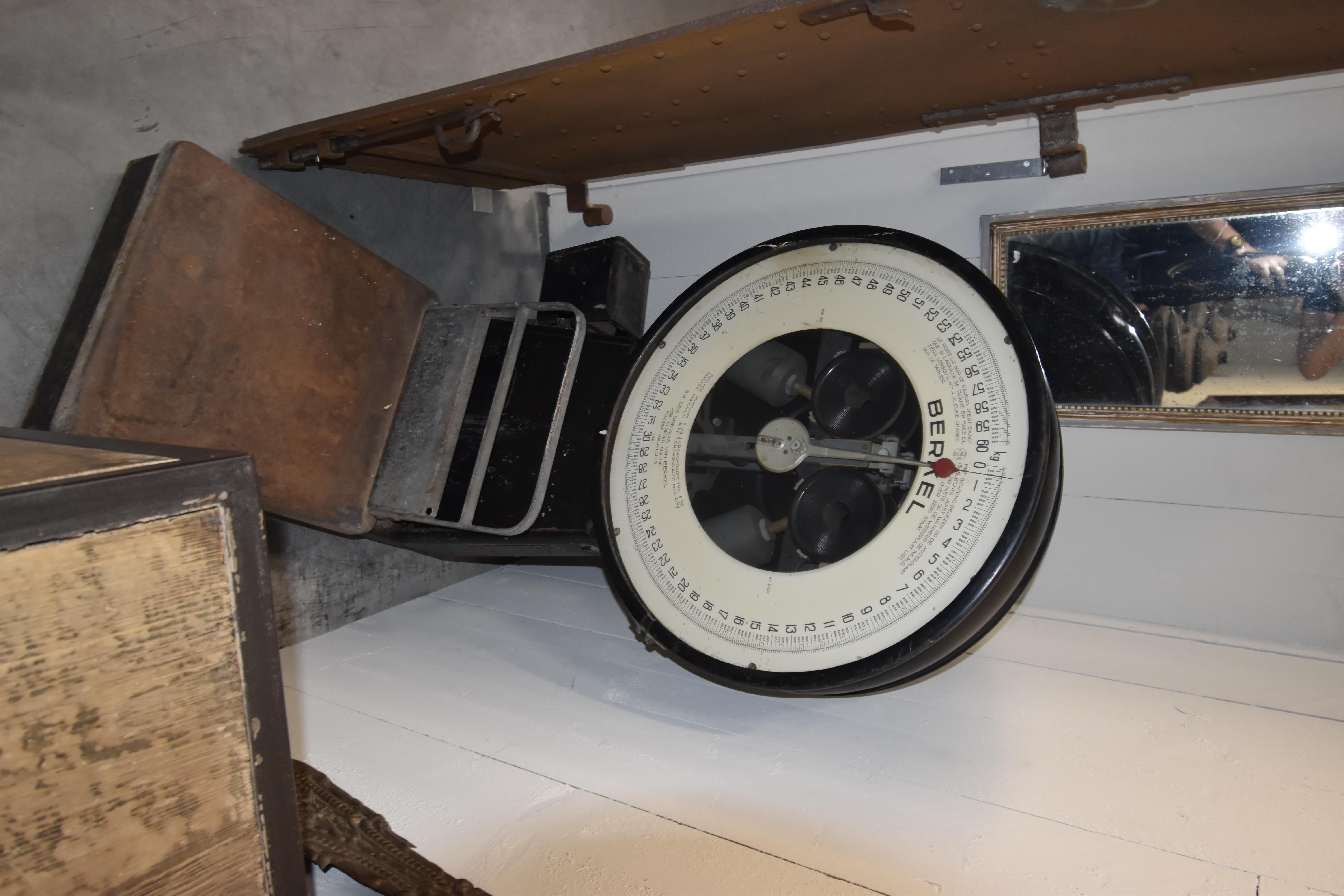 Industrial Original vintage scale from the 20th Century 'Designed by Berkel in Belgium' For Sale