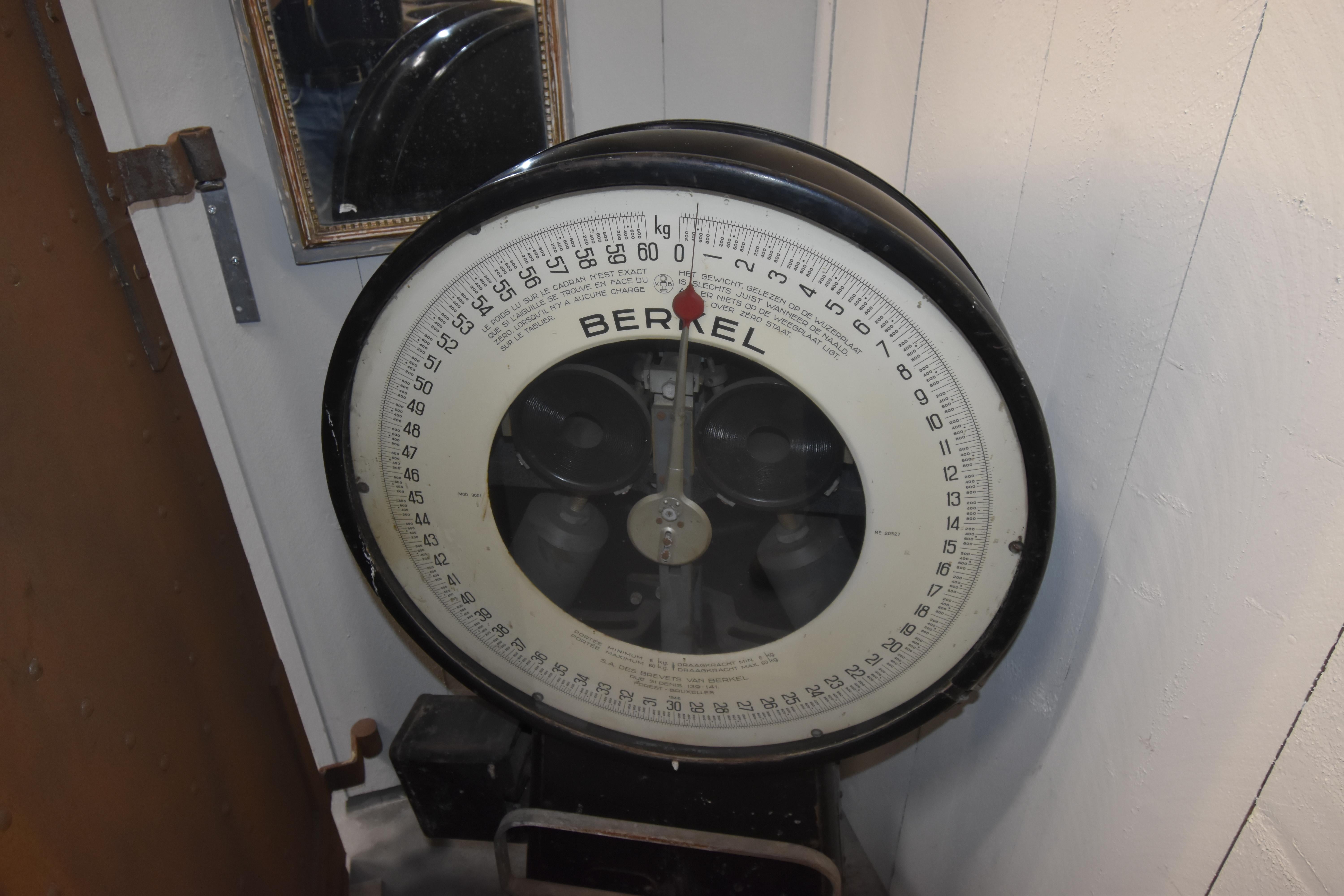 Belgian Original vintage scale from the 20th Century 'Designed by Berkel in Belgium' For Sale