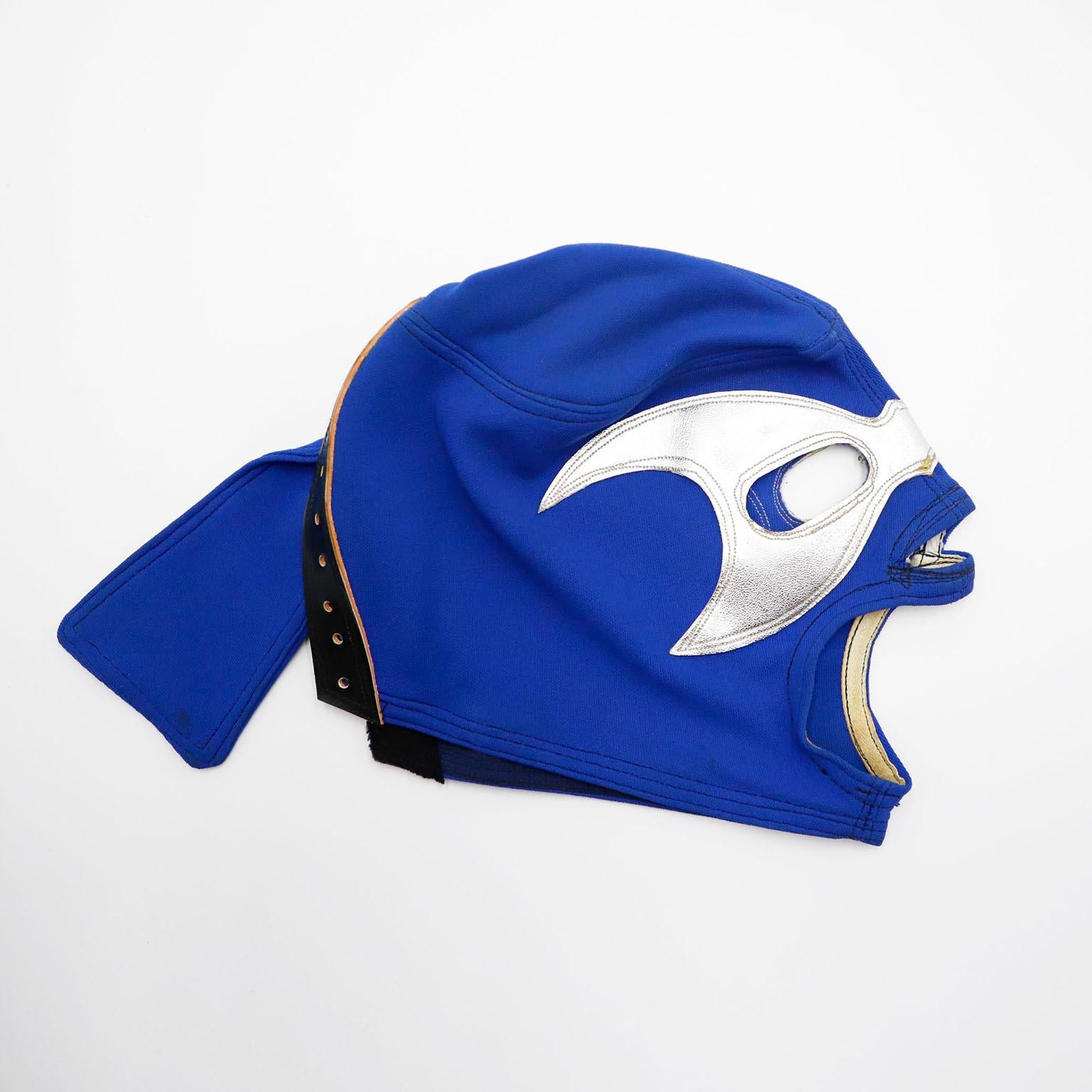 Ti offriamo questo set originale d'epoca di 7 maschere da wrestling per bambini messicani.
Trovato in una vecchia fabbrica che produceva maschere per gli spettacoli di wrestling per l'Arena Mexico. Realizzato con fantastici tessuti antichi e con una
