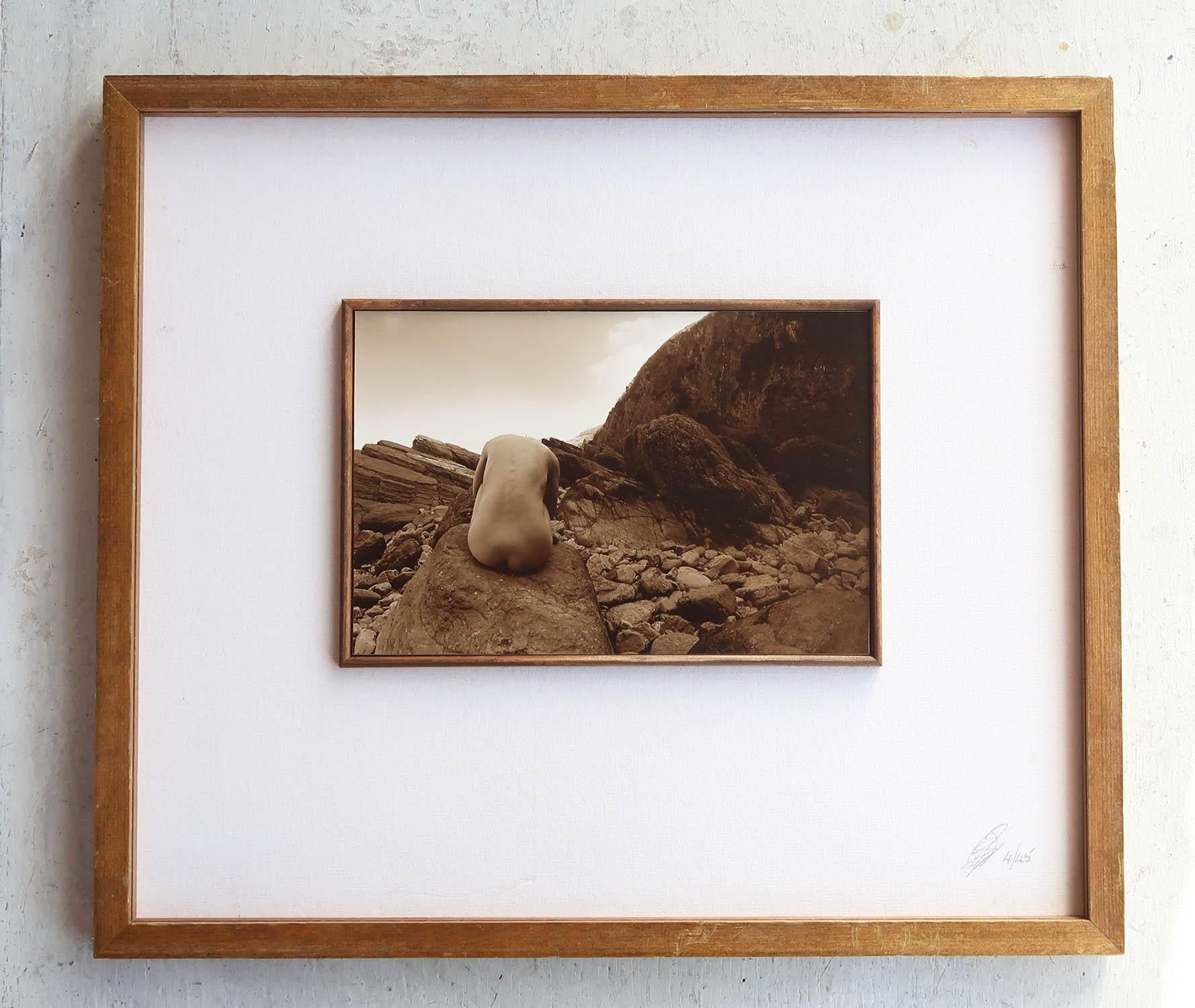 Wunderschönes Foto eines weiblichen Aktes in einer felsigen Landschaft

Limitierte Auflage von 45 Stück. Dies ist Nummer 4

Unterschrieben. Fotograf unbekannt

Originaler Rahmen. Nicht durch Glas geschützt

Das angegebene Maß ist die Rahmengröße

3