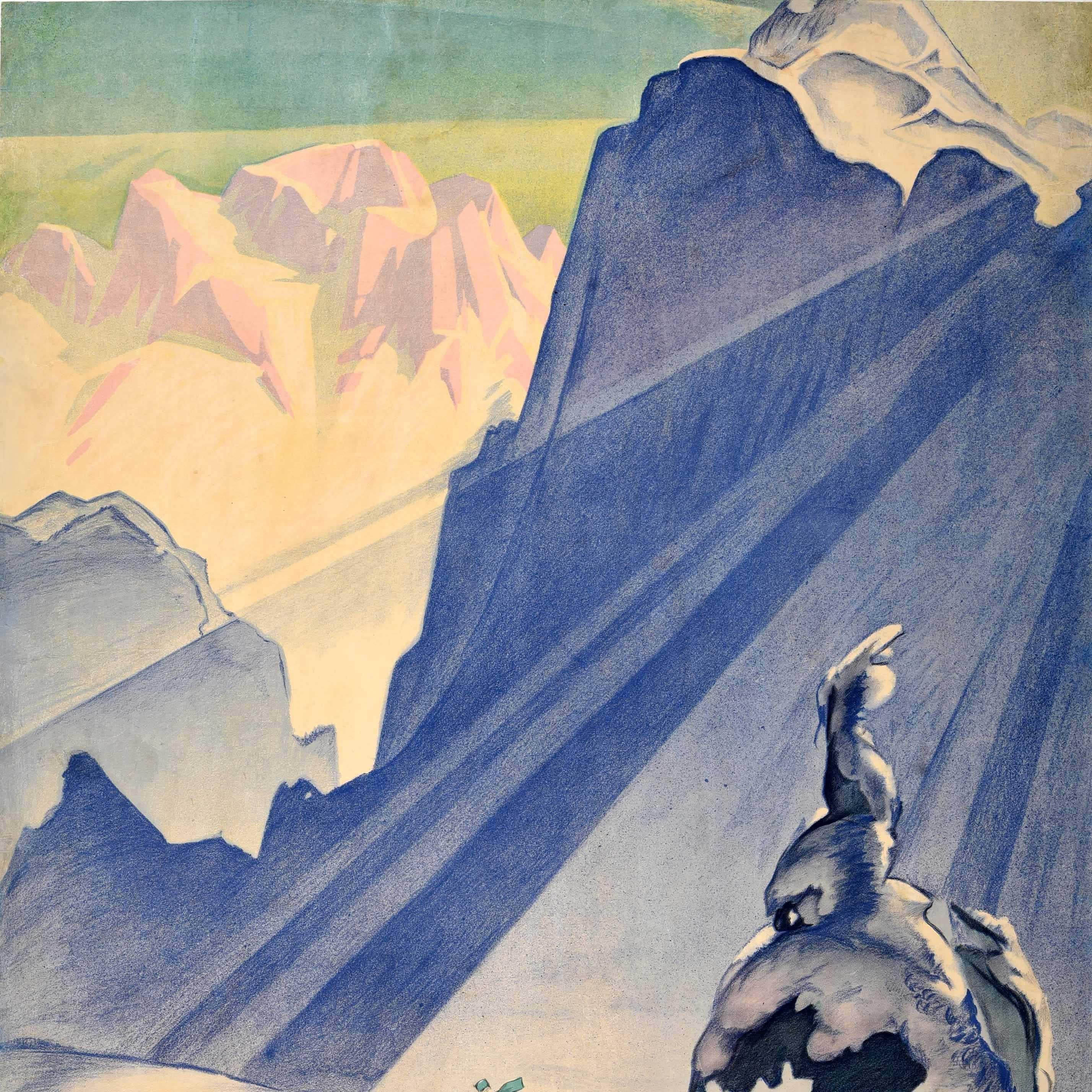 Poster originale d'epoca per l'Austria dedicato allo sci e agli sport invernali, con una splendida opera d'arte di Paul Kirnig (1891-1955) che raffigura due persone che sciano indossando lunghe sciarpe turchesi, lo sciatore in primo piano in piedi