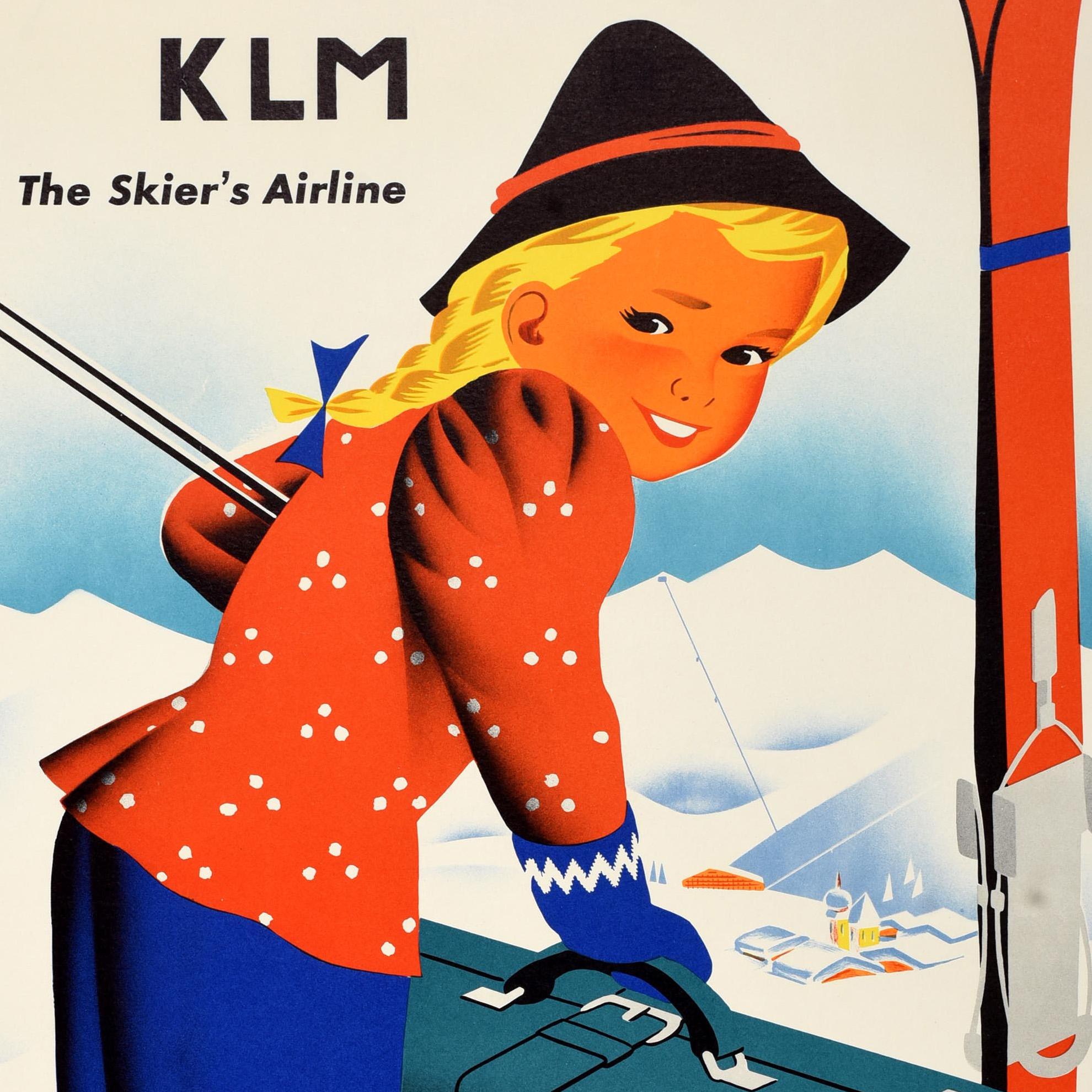 Cartel original de época para viajes de esquí - Invierno en Austria Fly There by KLM The Skier's Airline - en el que aparece la imagen de una chica sonriente con un sombrero tradicional que sujeta unos bastones de esquí con sus esquís junto a una