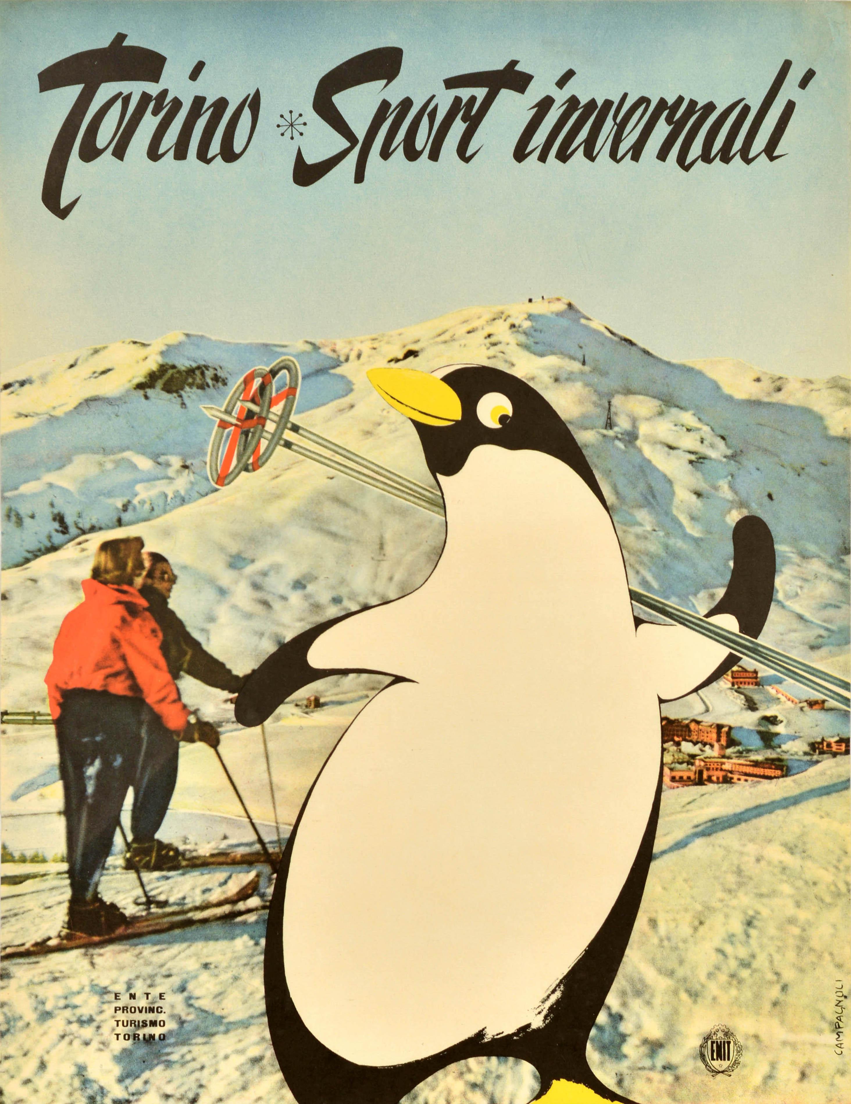 Affiche originale de voyage sur le sport - Turin Winter Sports / Torino Sport invernali - représentant un pingouin souriant tenant des bâtons de ski sur une photo couleur de skieurs debout sur des skis dans la neige en arrière-plan, une station dans