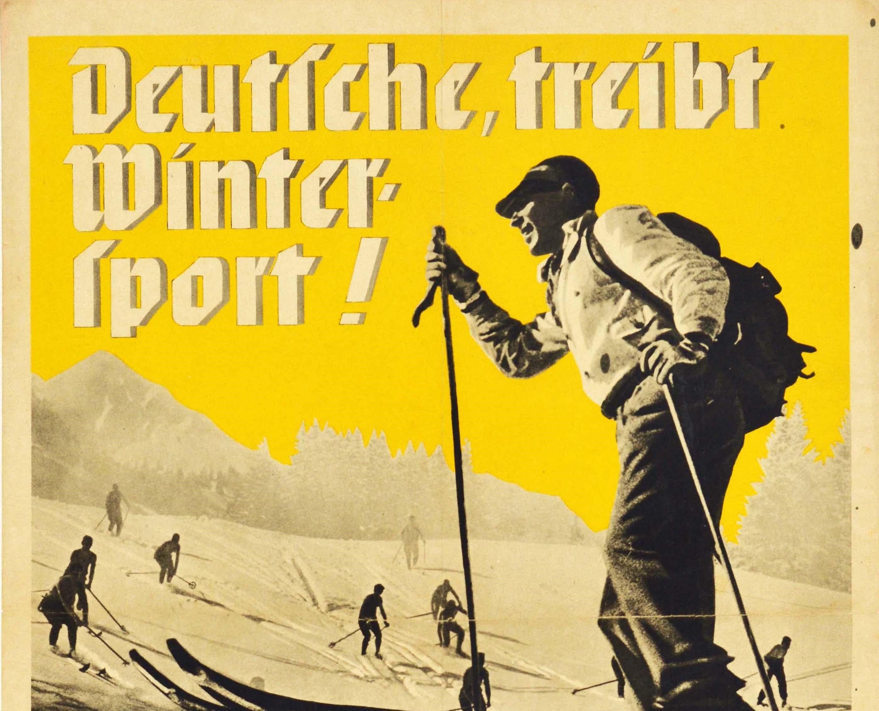 Affiche originale d'époque pour une semaine de promotion des sports d'hiver du 11 au 18 novembre 1934 - Germans, try winter sports ! / Deutsche, treibt Wintersport ! - avec un homme souriant soulevant un ski au premier plan et des skieurs dévalant