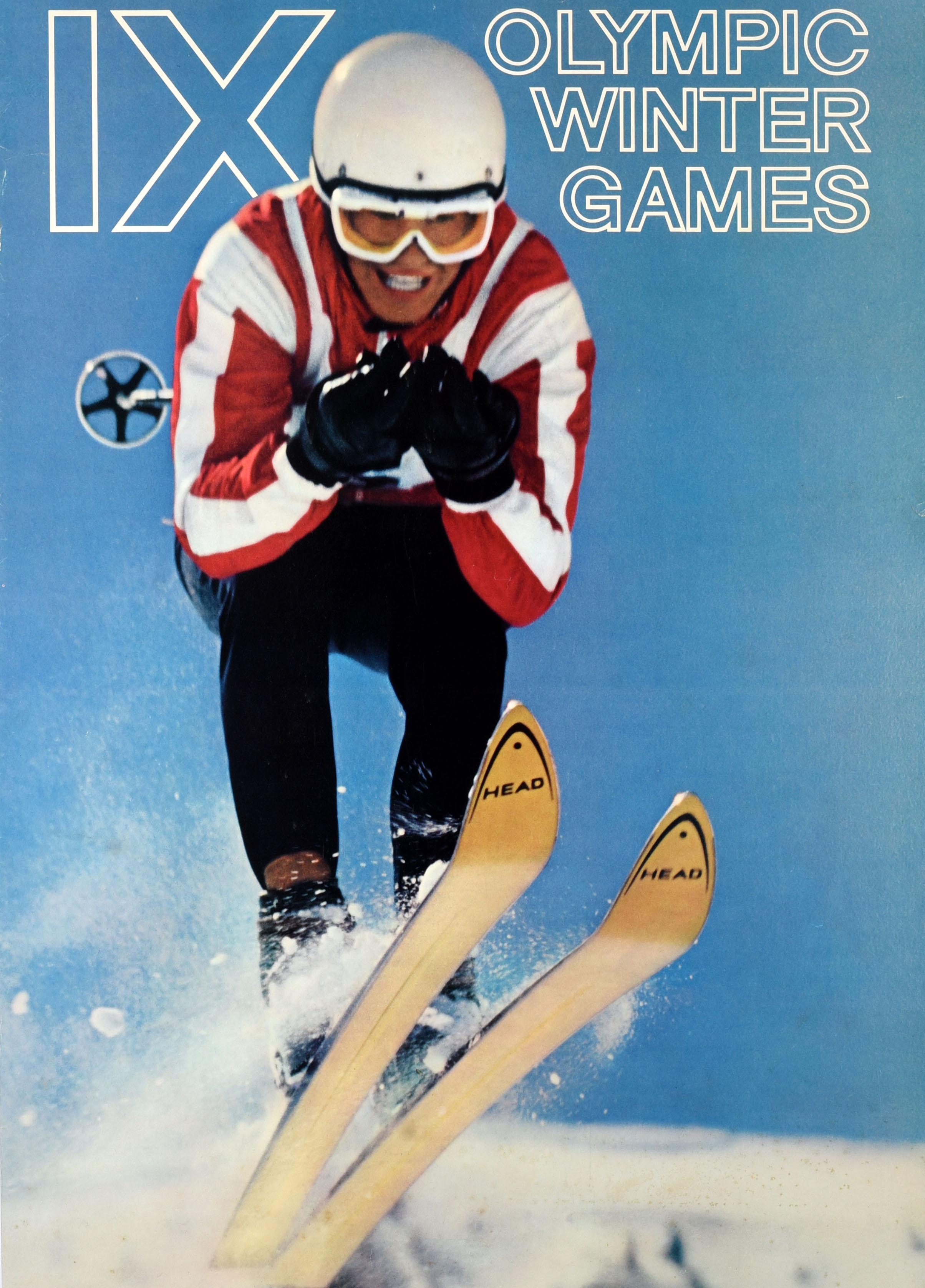 Cartel original de época de esquí para los IX Juegos Olímpicos de Invierno de Innsbruck 1964, con una magnífica foto de Fred Lindholm de un esquiador con chaqueta roja y blanca (los colores de la bandera austriaca), casco blanco y gafas, esquiando a
