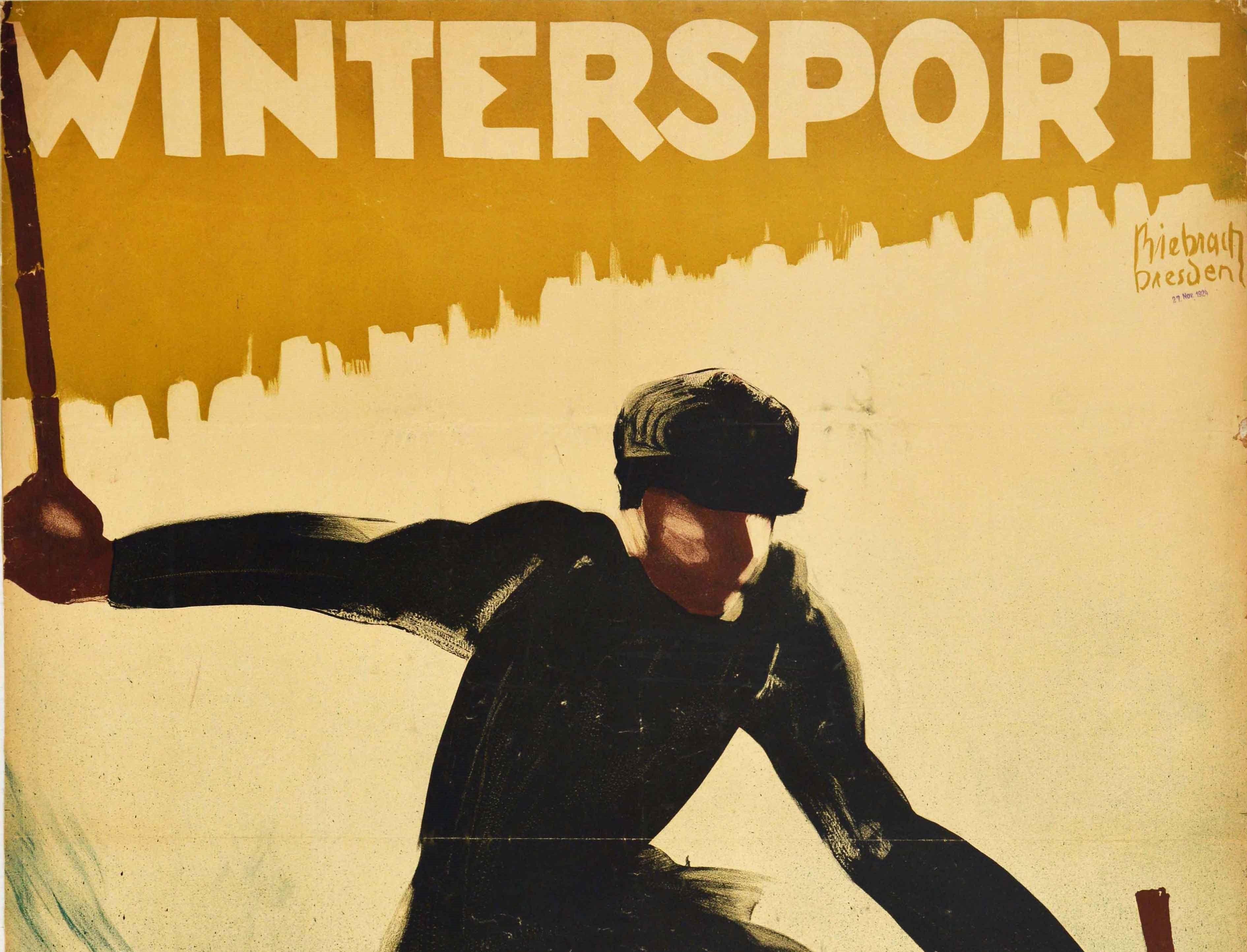 Original-Skiplakat mit dem Titel Wintersport, das ein dynamisches Kunstwerk von Karl Biebrach (geb. 1882) zeigt, das einen schwarz gekleideten Skifahrer darstellt, der auf Holzskiern einen verschneiten Hang hinunterfährt. Großes Format. Ordentlicher