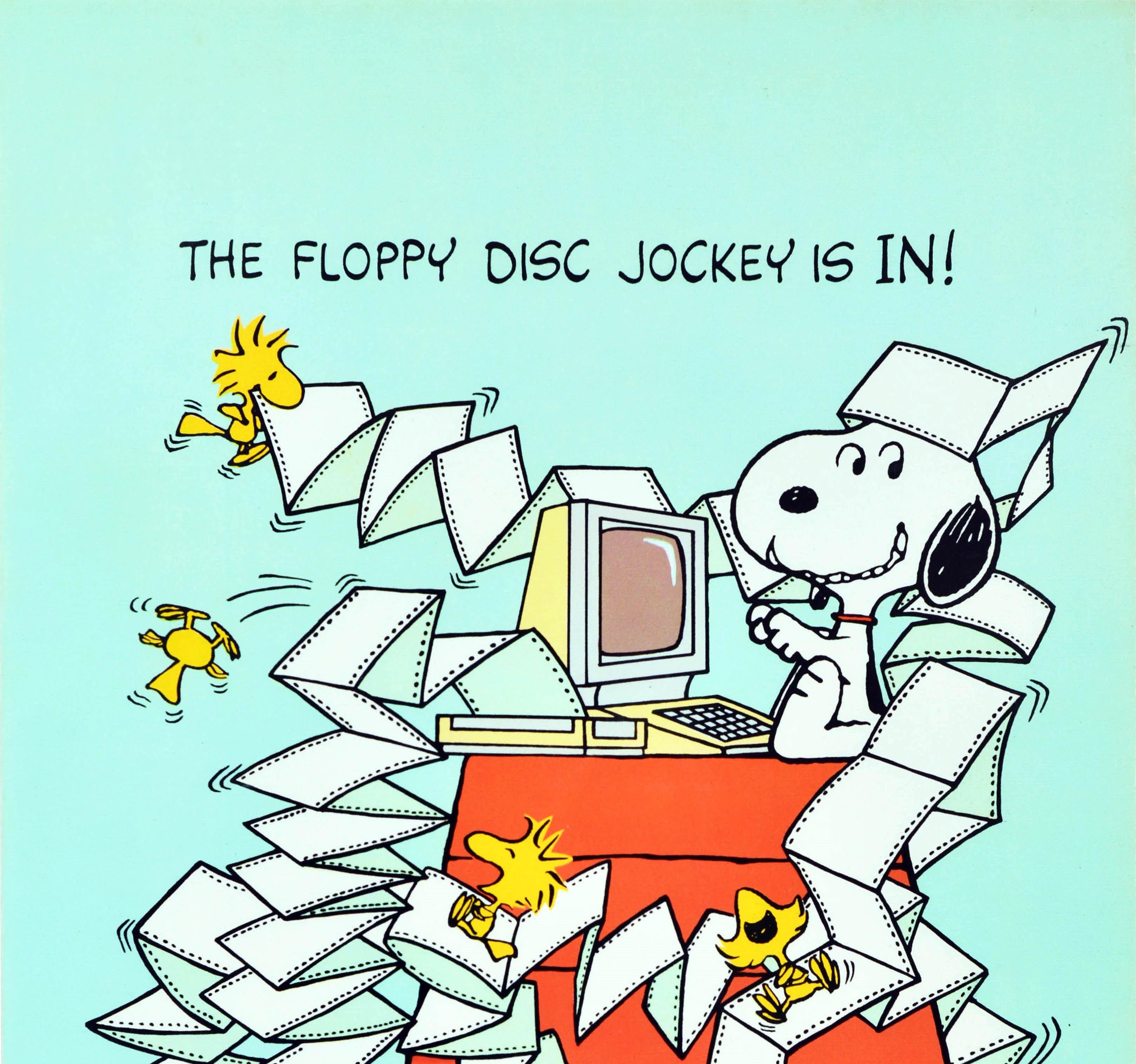 Poster originale d'epoca con l'iconico personaggio dei fumetti Peanuts, il cane Snoopy, realizzato dal famoso fumettista americano Charles M. Schulz (Charles Monroe Schulz; 1922-2000), con la citazione che recita - Snoopy The Floppy Disc Jockey is