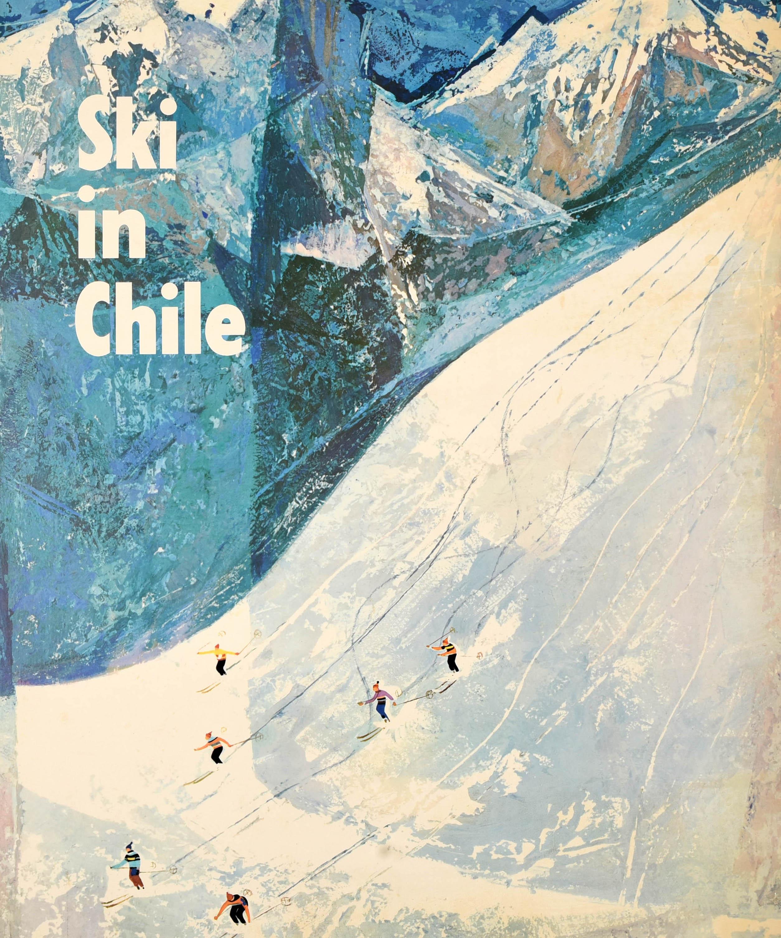 Originale poster di viaggio d'epoca per lo sci e gli sport invernali in Sud America emesso da Panagra - Ski in Chile - con una grande grafica che mostra sciatori con giacche da sci colorate che scendono lungo un pendio innevato con drammatiche