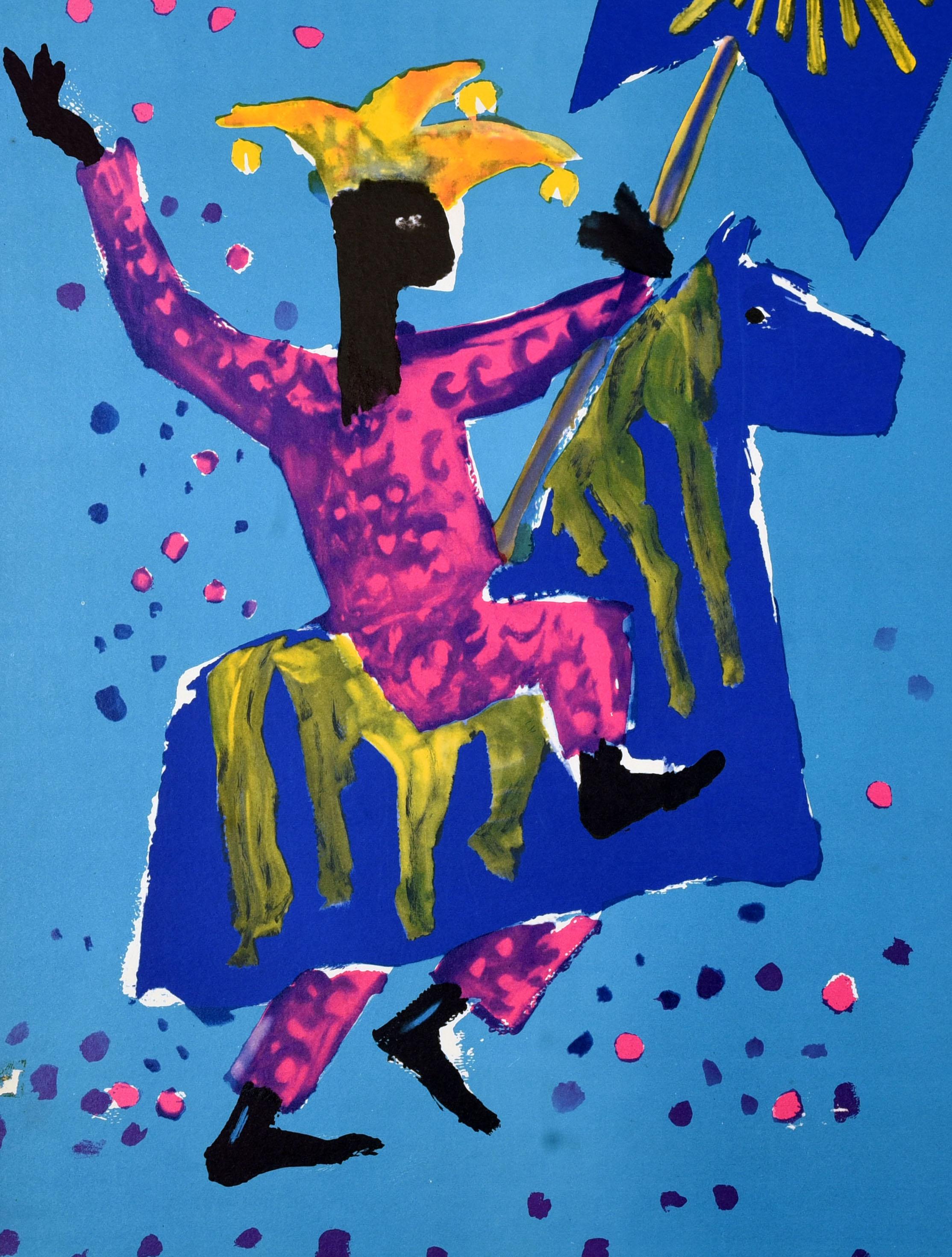 Original Vintage Südamerika-Reiseplakat für den Carnaval no Rio Brasil / Karneval in Rio Brasilien mit einem Kunstwerk von Beatrice Tanaka (1932-2016), das ein farbenfrohes Bild eines Mannes zeigt, der einen gelben Narrenhut und ein Pferdekostüm
