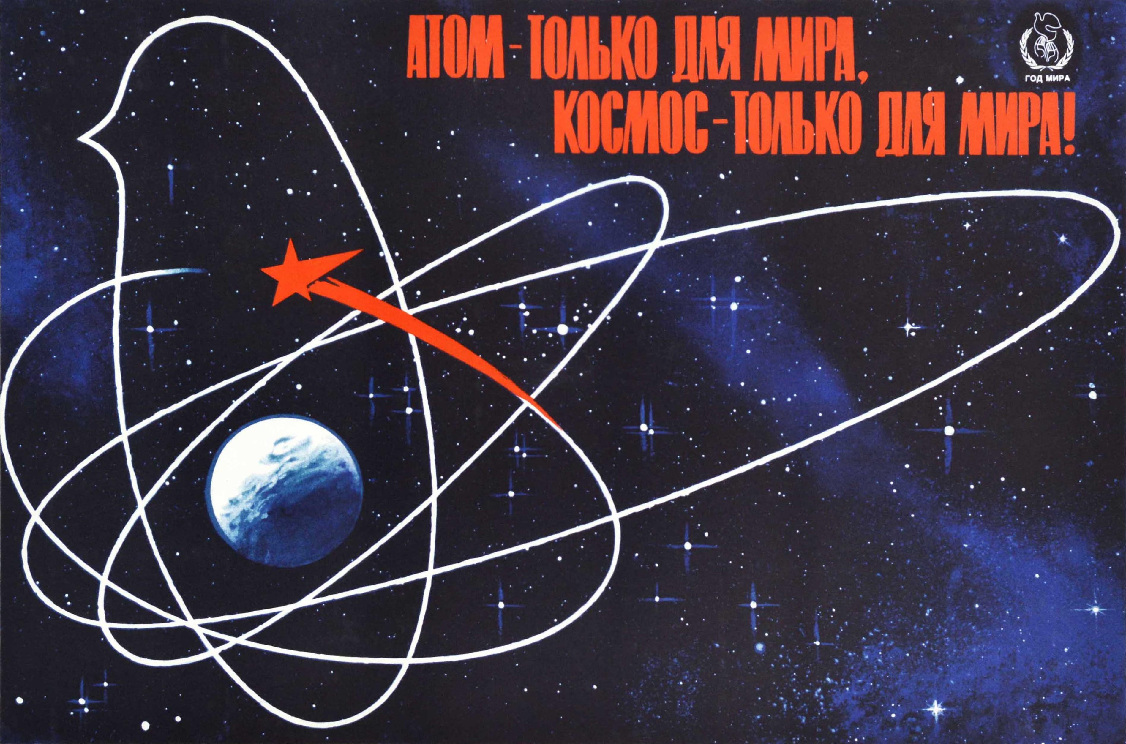 Originales Propagandaplakat der UdSSR - Nur Atom für Frieden Nur Weltraum für Frieden! - mit dem Umriss einer weißen Friedenstaube, die von einem roten Sowjetstern gebildet wird, der die Welt vor einem sternklaren blauen Weltraumhintergrund