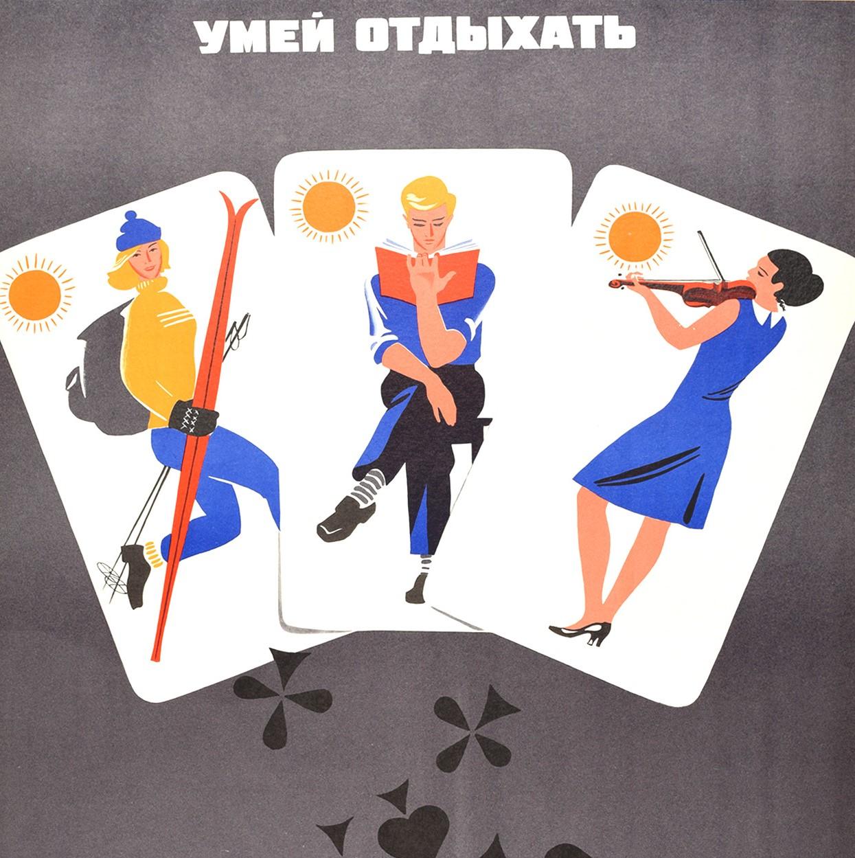 Original sowjetisches Propagandaplakat - Know How to Rest / Relax - mit einem großartigen Design, das die Farben eines fallenden Kartenspiels zeigt, mit dem König, der ein Trinkglas und eine Flasche mit der Aufschrift 40' hält, und der Königin, die