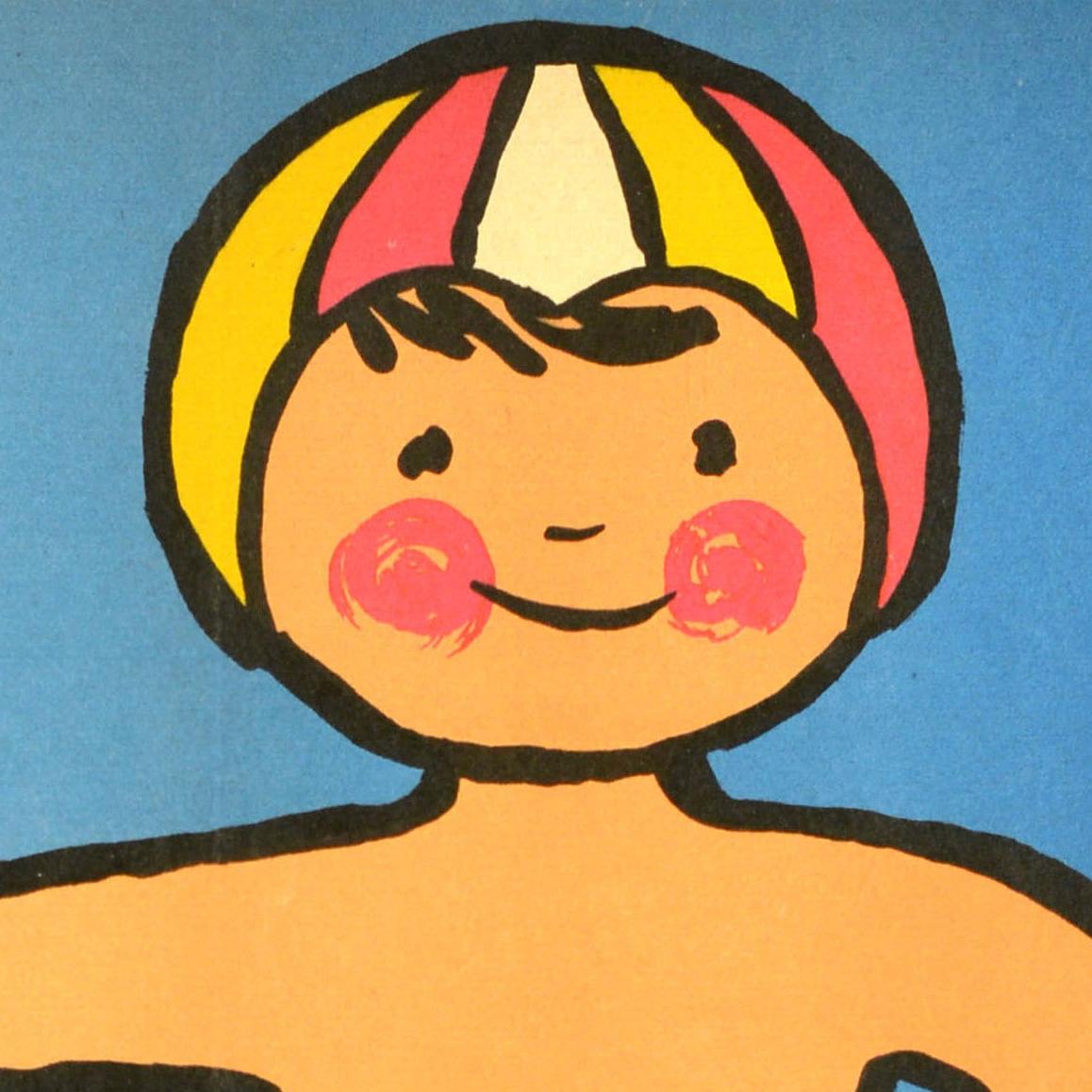 Affiche soviétique originale de propagande sanitaire - Si tu veux être en bonne santé, entraîne-toi au froid - représentant un jeune garçon souriant portant un bonnet de bain à rayures colorées, un haltère attaché à la taille et tenant un bâton de