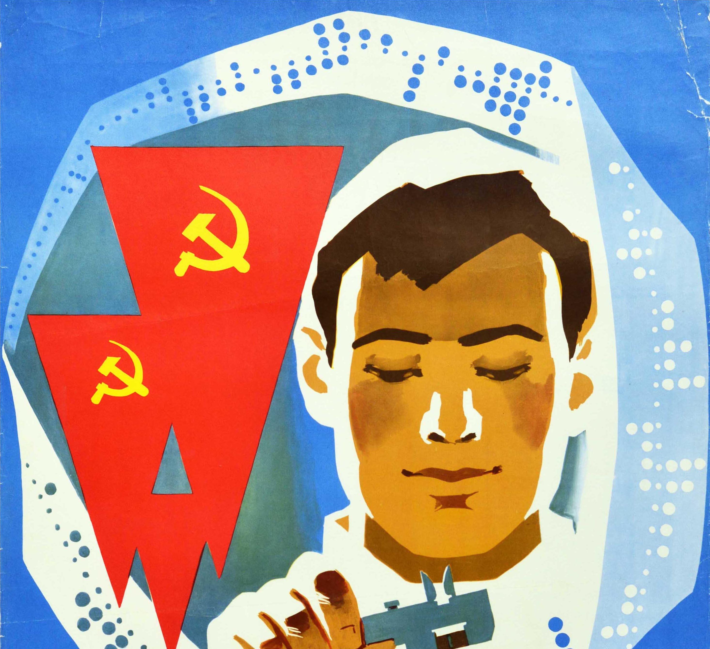 Original vintage affiche de propagande soviétique - Notre cours est l'efficacité et la qualité ! / ? ?? ? ??? ? ???????????? ? ? ???????! Grand dessin représentant un scientifique au travail entouré d'un code informatique sur papier avec des