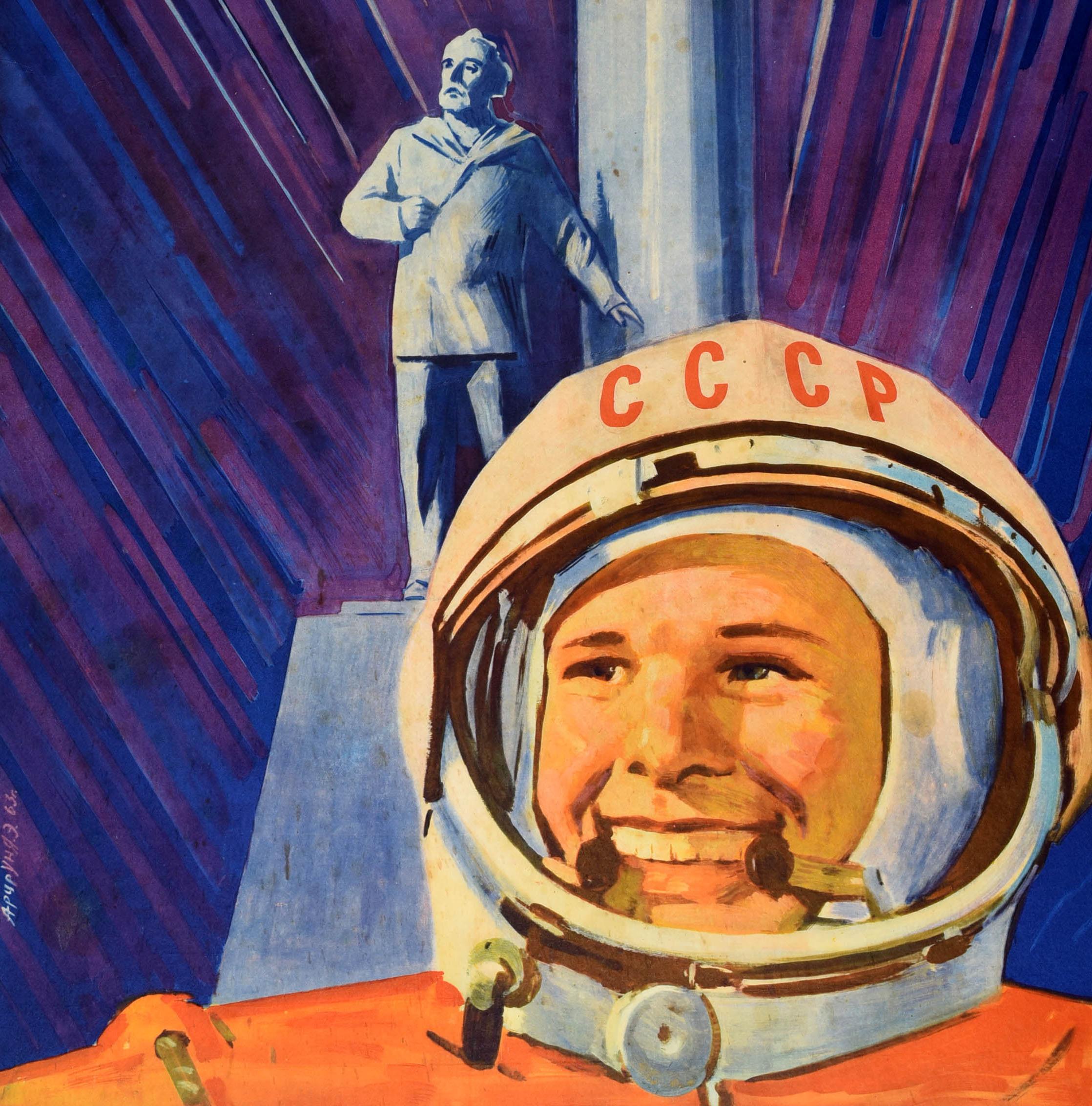 Originales sowjetisches Propagandaplakat - Unser Mutterland ist der Pionier des Weltraums! / ???? ?????? ?????? ???????! Dynamisches Design mit einem lächelnden Juri Gagarin (Juri Aleksejewitsch Gagarin; 1934-1968), dem sowjetischen Piloten und
