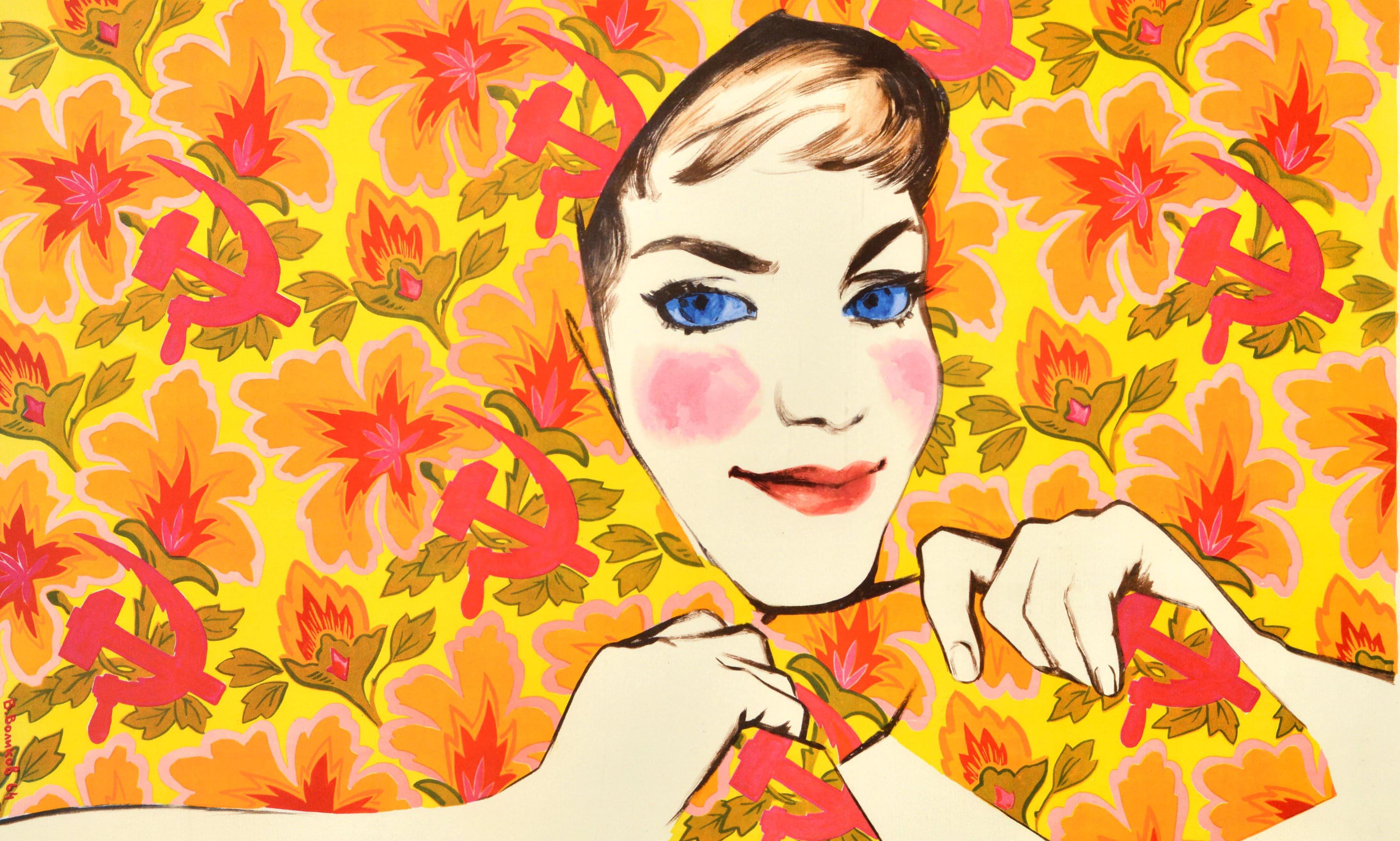 Poster originale di propaganda sovietica d'epoca - Buone feste, care donne! / С Праздником, Дорогие Женщины! Disegno colorato con una donna sorridente dalle guance rosee e dagli occhi azzurri che lega il suo foulard floreale creando uno sfondo di