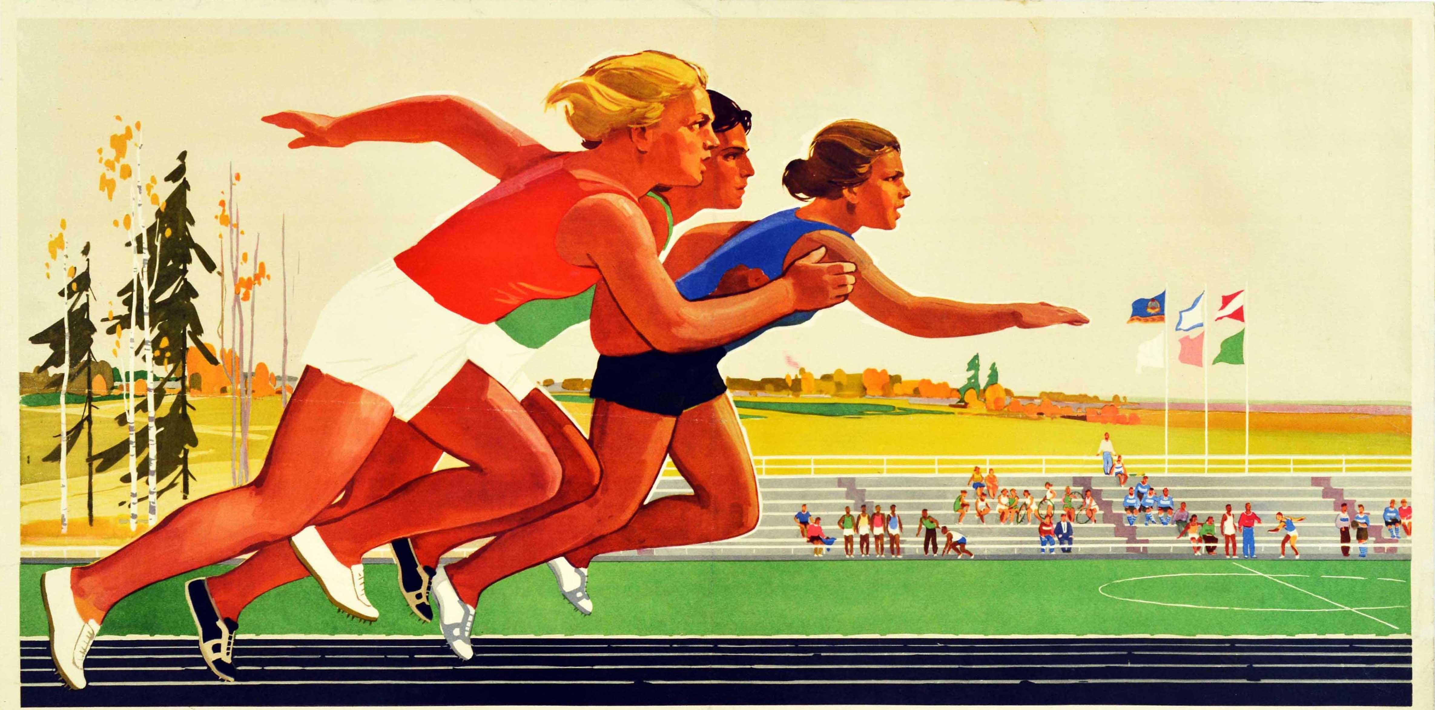 Original sowjetisches Sportplakat - Sport für die Massen! ????? ? ?????! - mit drei Athleten, die in einem Sprintrennen vorwärts rennen, mit anderen Teilnehmern an der Stadionbestuhlung und auf der Bahn im Hintergrund, mit Fahnen über dem Kopf und