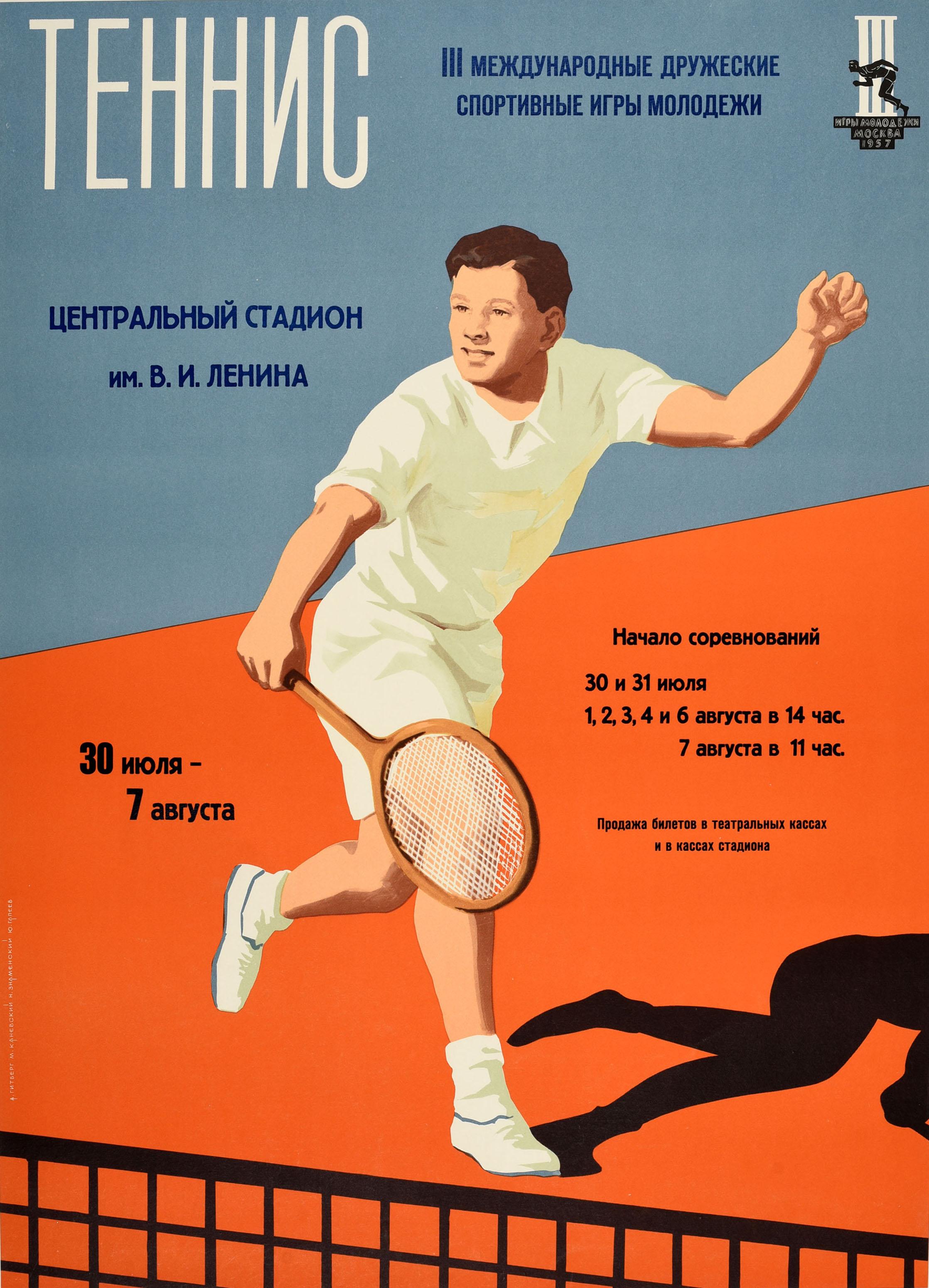 Originales sowjetisches Sportplakat für Tennis bei den 3. internationalen freundschaftlichen Jugendsportspielen, die vom 30. Juli bis 7. August im nach Wladimir Lenin benannten Zentralstadion stattfanden. Das Plakat zeigt einen jungen Mann in weißem