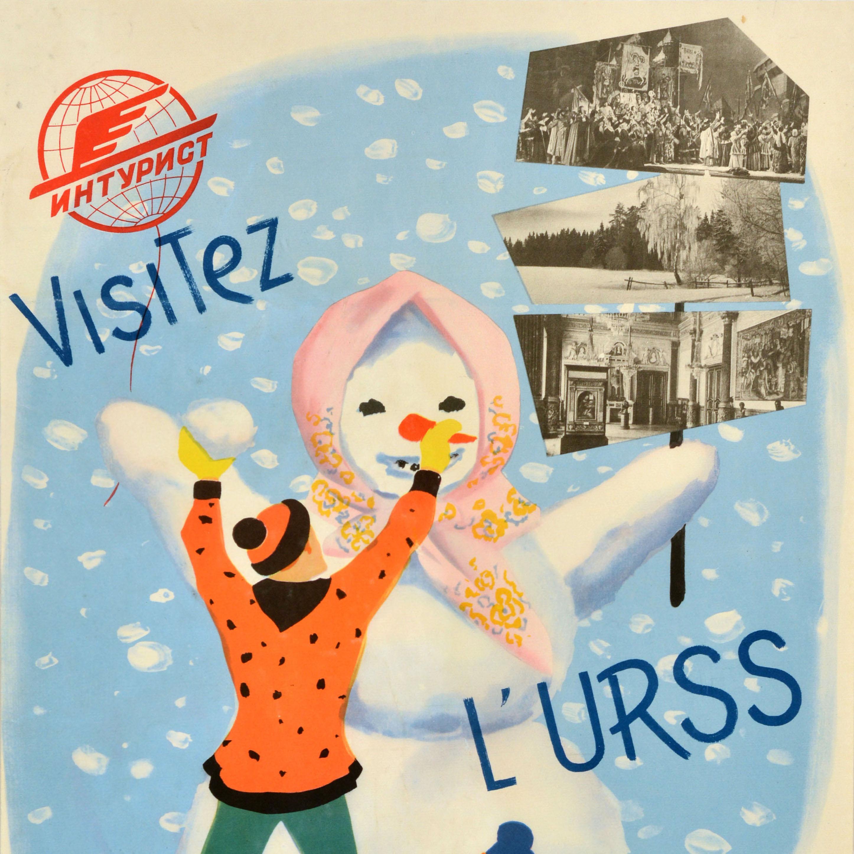 Originale poster sovietico d'epoca di Intourist - Visit the USSR in Winter / Visitez l'URSS en Hiver - con una divertente illustrazione di persone in abiti colorati che costruiscono un pupazzo di neve con una carota al posto del naso e vestiti con