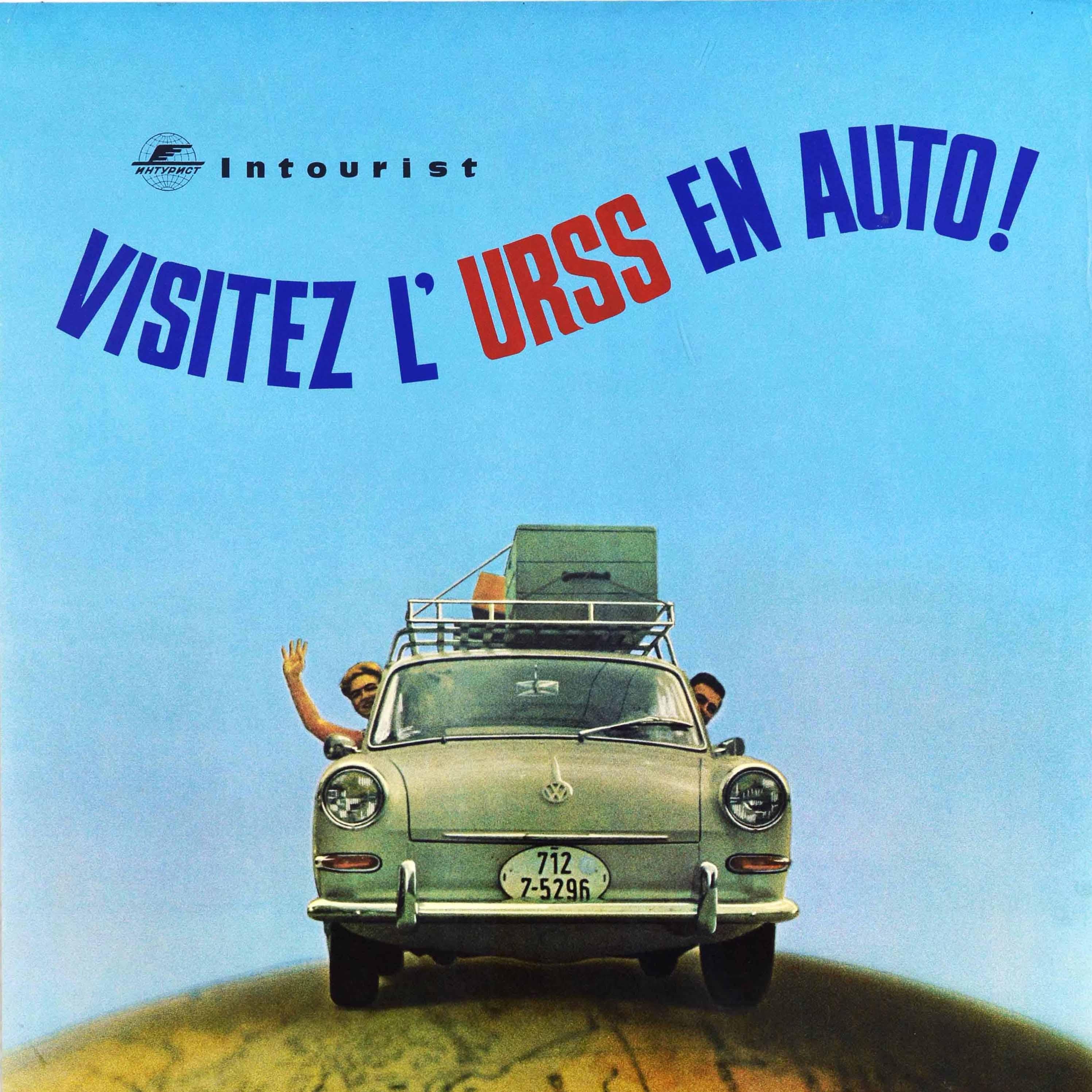 Affiche de voyage originale - Visitez L'URSS en Auto ! / Visitez l'URSS en voiture - émise par l'agence de voyage soviétique Intourist, représentant un photomontage de deux personnes conduisant une voiture Volkswagen sur une carte colorée de l'Union