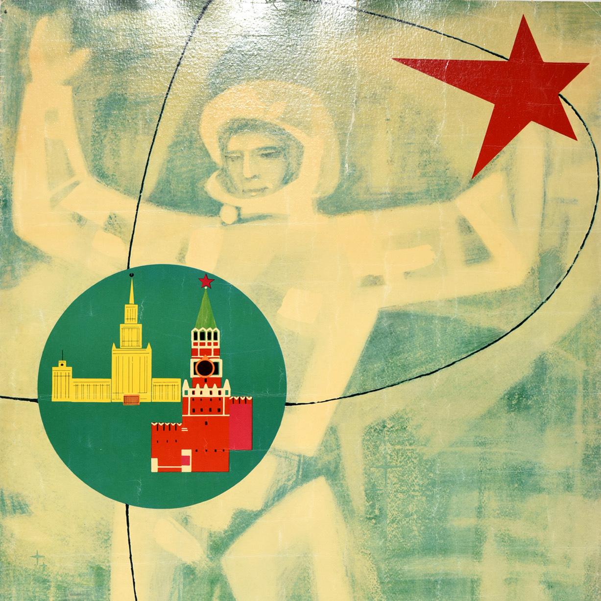 Affiche de voyage vintage originale promouvant le tourisme en Union soviétique, comportant une grande illustration d'un cosmonaute / astronaute en combinaison spatiale avec une étoile rouge au-dessus et une image d'un gratte-ciel et du Kremlin de