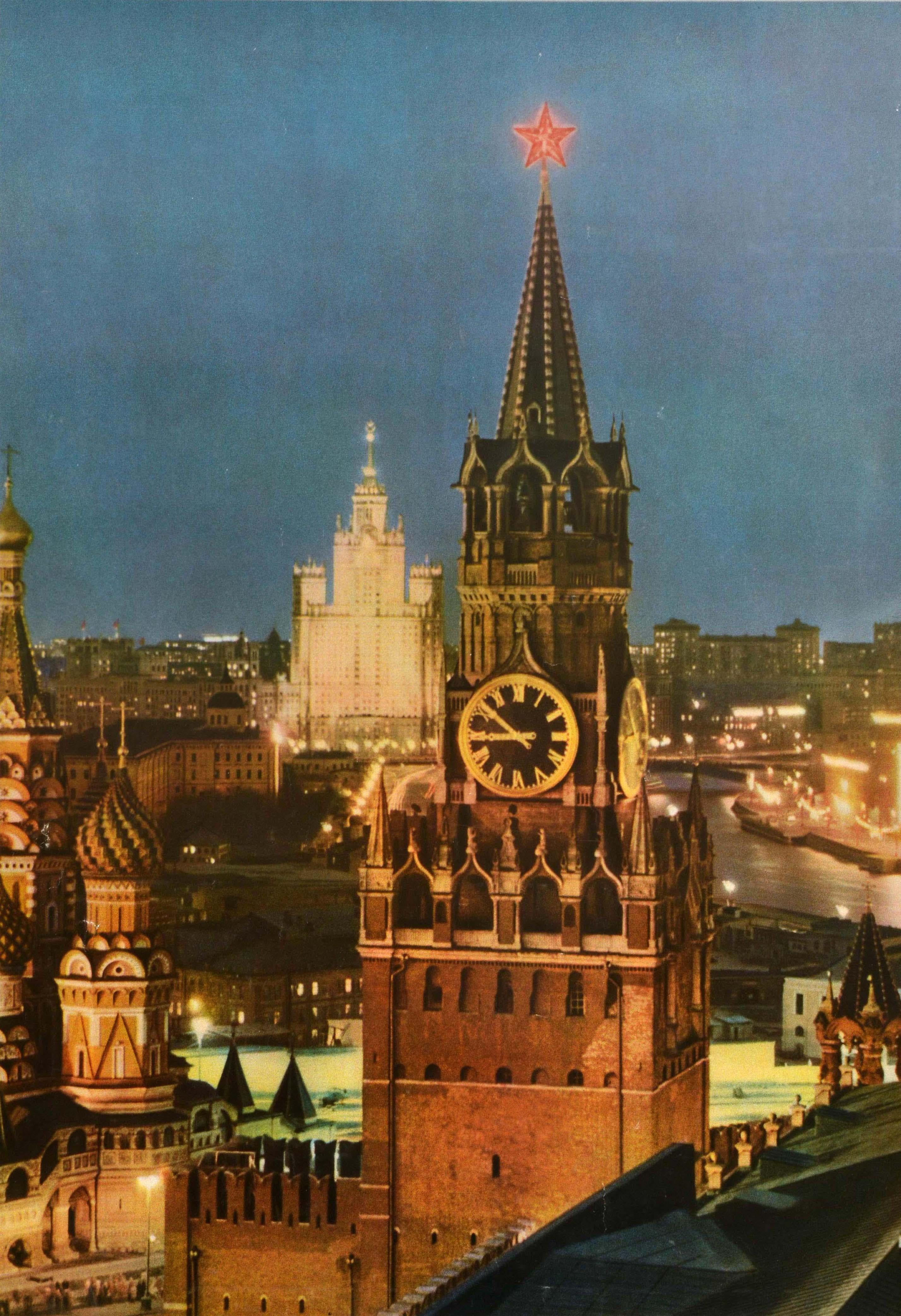 Originales UdSSR-Reiseplakat für Moskau - Visitez Moscou - herausgegeben von der staatlichen sowjetischen Reiseagentur Intourist mit einer Nachtansicht der Stadt mit dem roten Stern auf der Spitze des Spasskaja-Uhrenturms des Moskauer Kremls auf dem