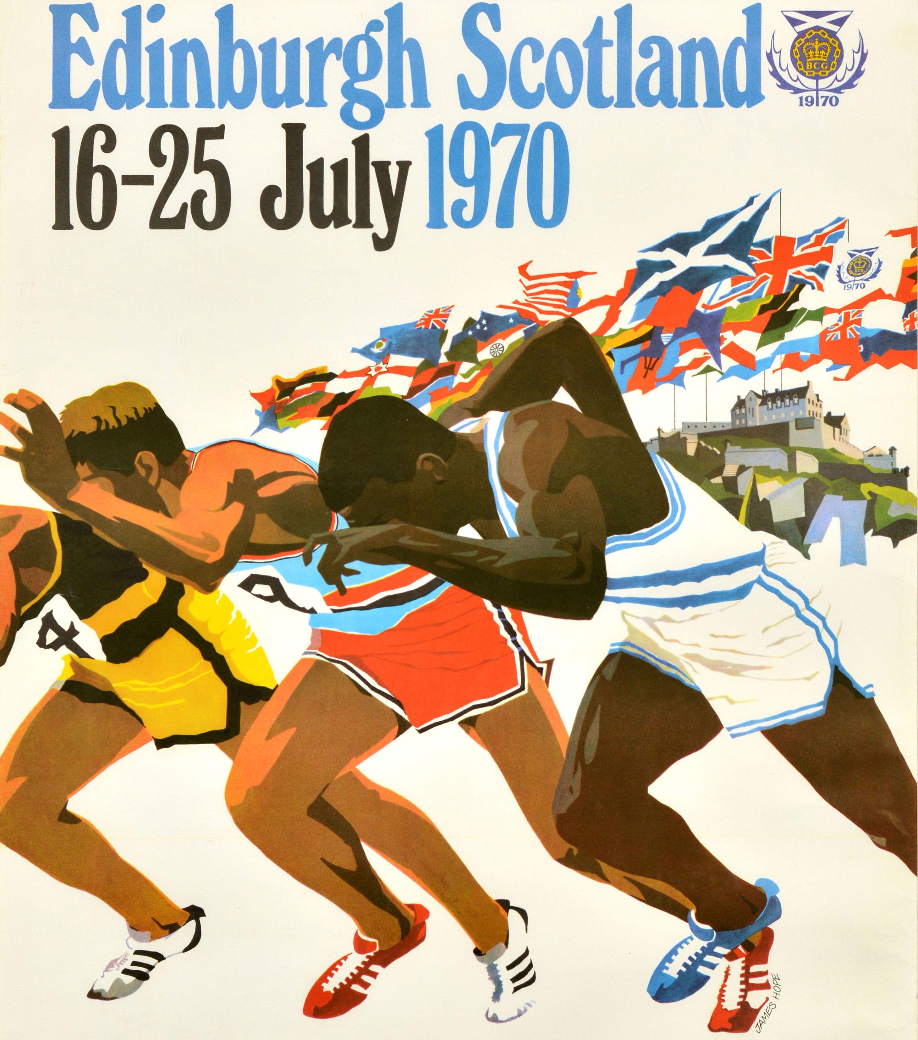 Poster sportivo originale d'epoca per i IX Giochi del Commonwealth britannico di Edimburgo in Scozia dal 16 al 25 luglio 1970 con un'immagine dinamica di atleti che corrono in primo piano con le bandiere colorate dei vari paesi del Commonwealth che