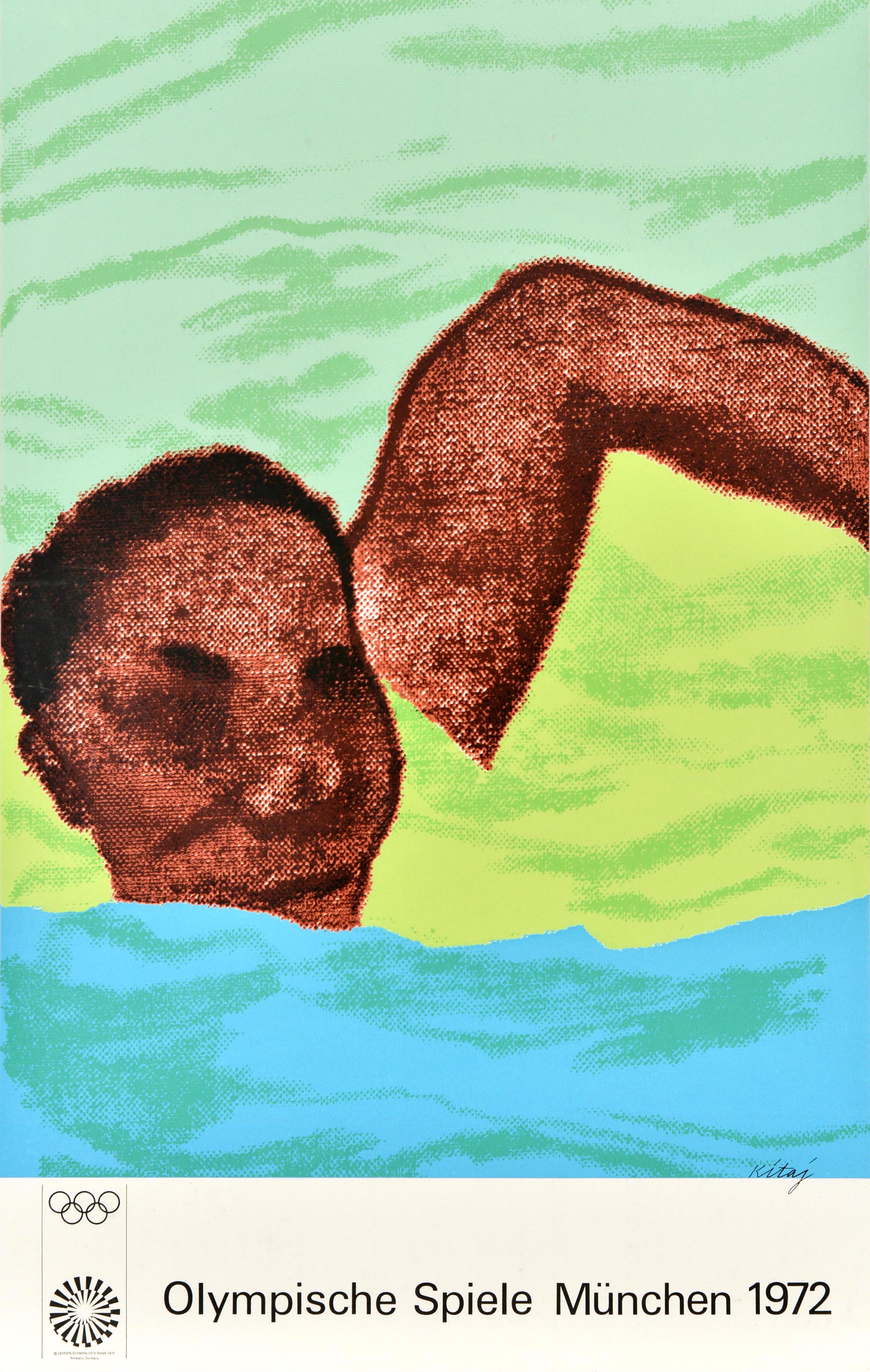 Poster sportivo originale d'epoca per le Olimpiadi estive del 1972 a Monaco di Baviera - Olympische Spiele Munchen - disegnato dal pittore e stampatore Kitaj (Ronald Brooks Kitaj; 1932-2007) che raffigura un nuotatore su uno sfondo sfumato blu e