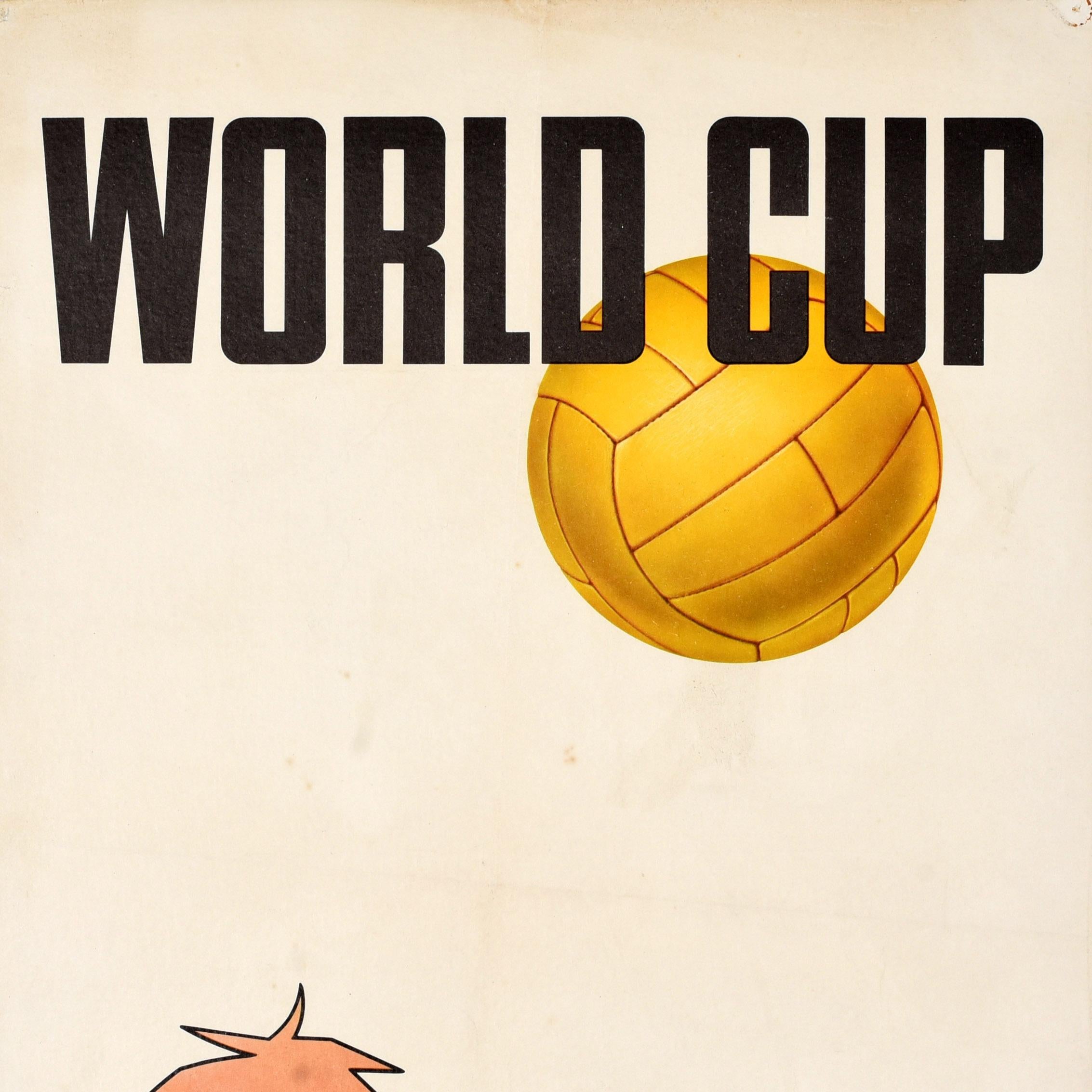 Poster sportivo originale d'epoca per la Coppa del Mondo del 1966 con un grande disegno dell'illustratore di libri per bambini Reg Hoye (1916-2007) che raffigura la mascotte della Coppa del Mondo FIFA del 1966, chiamata World Cup Willie, con il