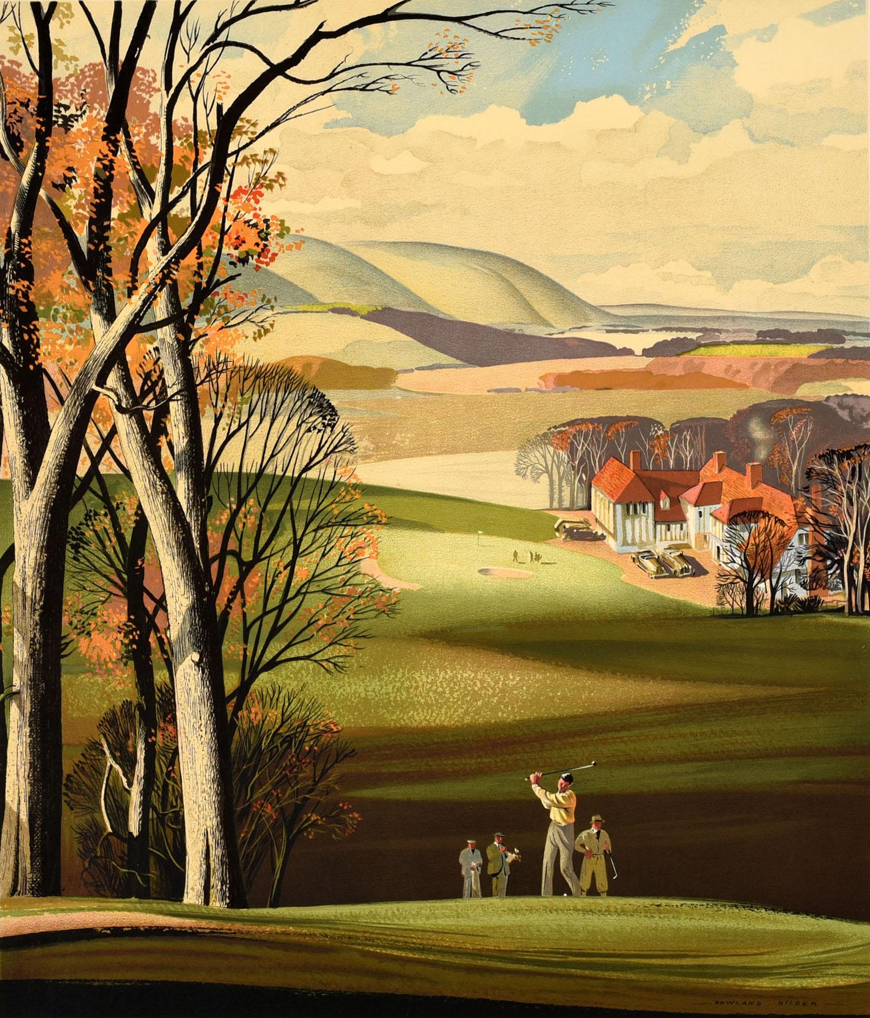 Affiche de voyage vintage originale sur le thème du sport - Come to Britain for Golf - Œuvre du célèbre peintre britannique Rowland Hilder (1905-1933) représentant quatre hommes jouant au golf le long d'arbres automnaux. Un autre groupe d'hommes