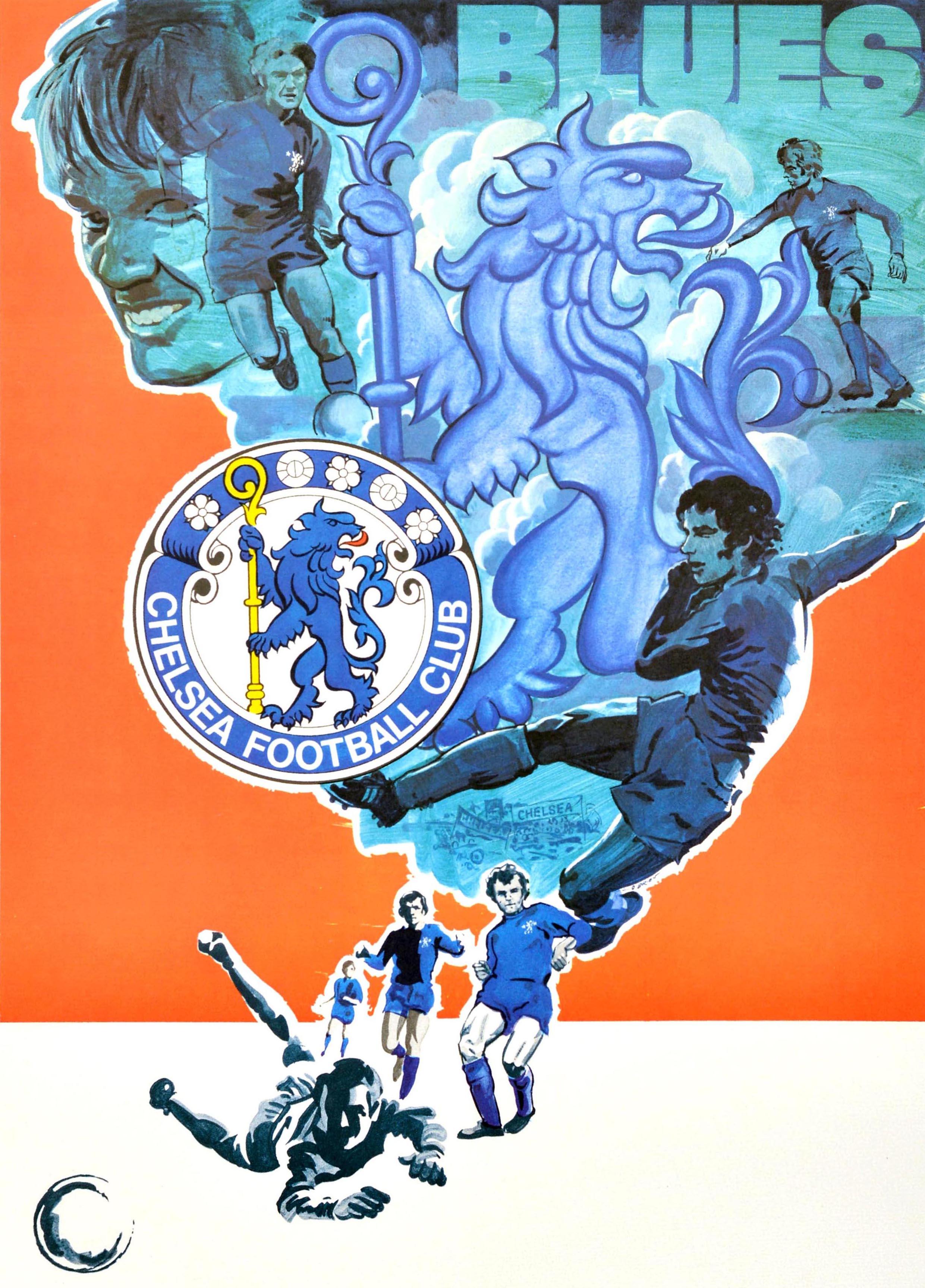 Poster sportivo originale d'epoca del Chelsea Football Club (fondato nel 1905) con un'illustrazione dinamica di giocatori di calcio che lottano e tirano calci al pallone con gli striscioni del Chelsea, il loro soprannome Blues e il leone blu dello