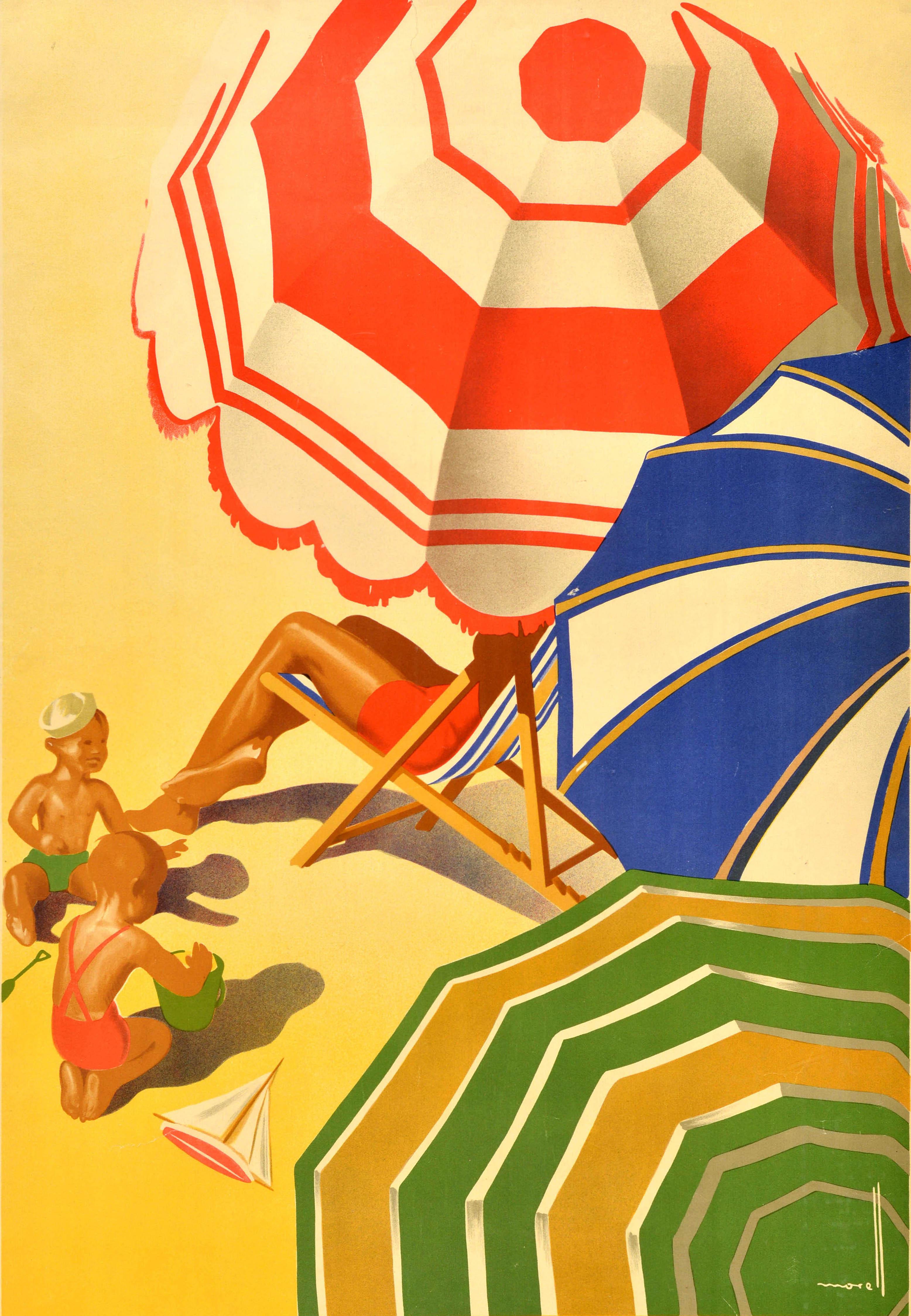 Poster originale d'epoca per le vacanze estive in Spagna con una colorata illustrazione dell'artista spagnolo Josep Morell (1899-1949) che raffigura ombrelloni a strisce blu, rosse e verdi che fanno ombra a una signora che si rilassa su una sedia a
