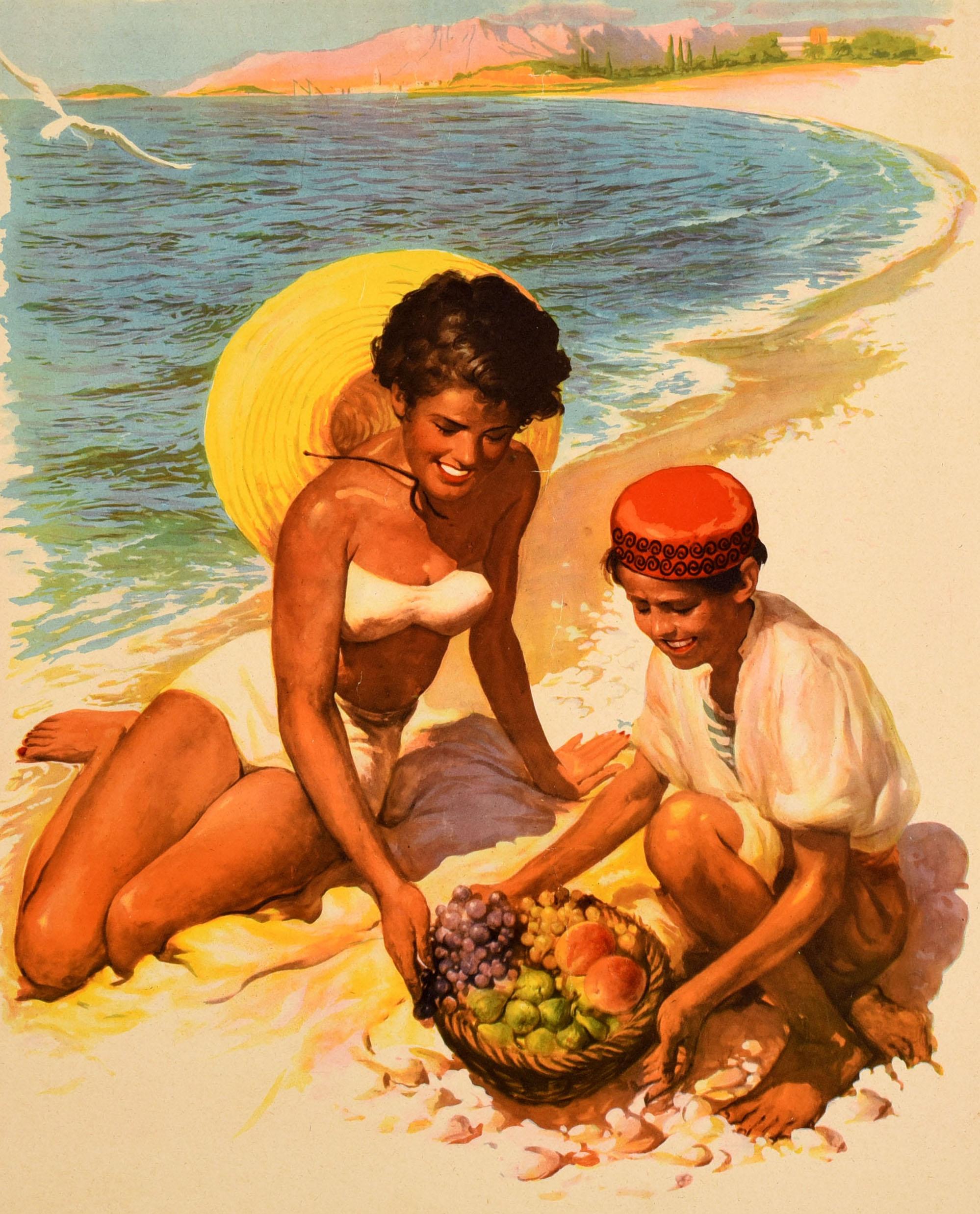 Poster di viaggio originale d'epoca - Spend Your Holidays in Yugoslavia - con una veduta di una spiaggia sabbiosa con un ragazzo che indossa un tradizionale CAP e offre un cesto di frutta fresca a una giovane donna sorridente che indossa un bikini