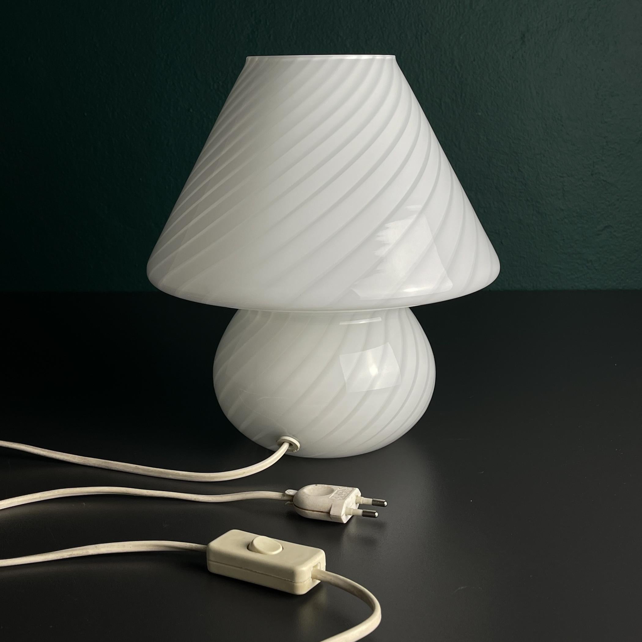 Lampada da tavolo vintage originale in vetro di Murano a volute, Italia anni '70 in vendita 6