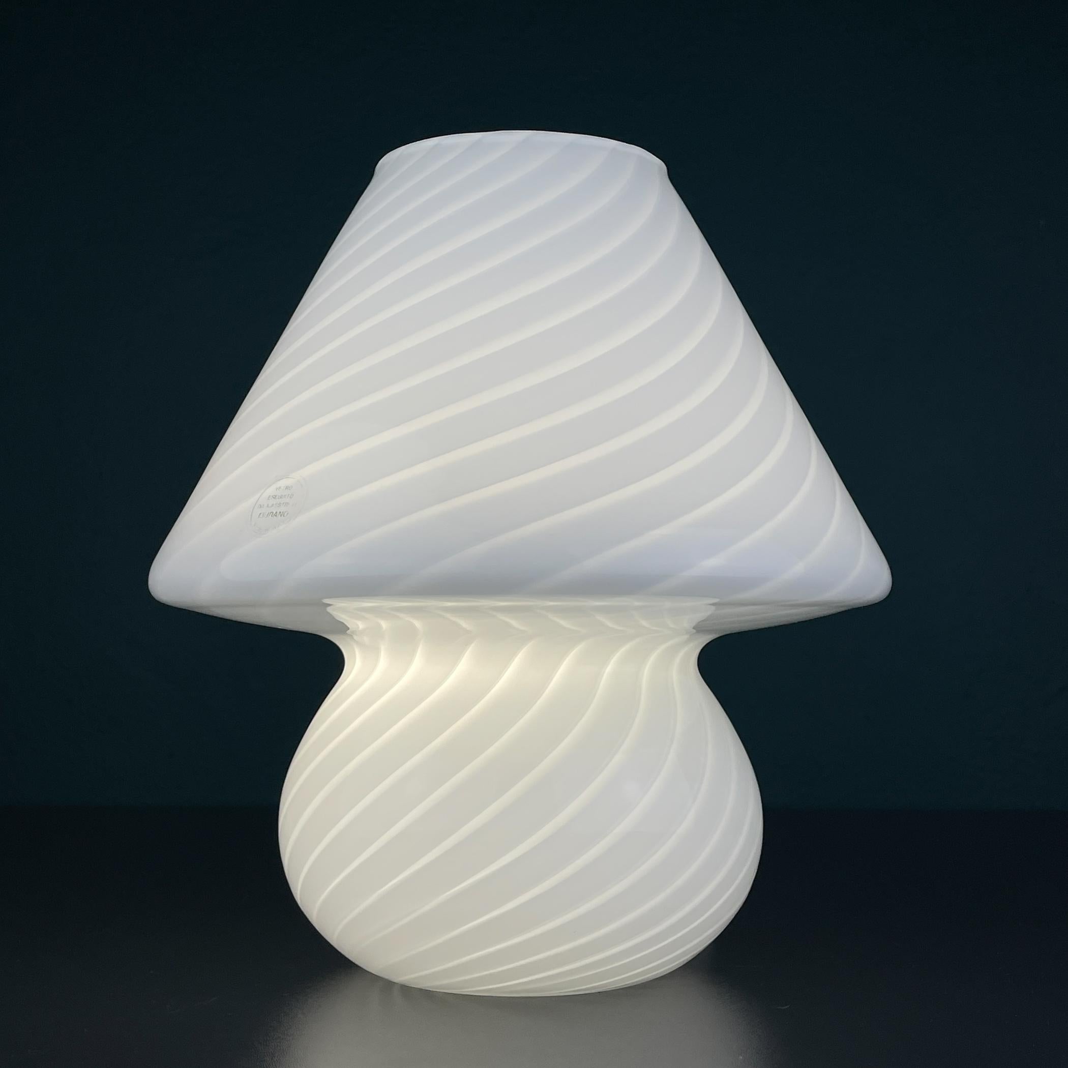 Italiano Lampada da tavolo vintage originale in vetro di Murano a volute, Italia anni '70 in vendita