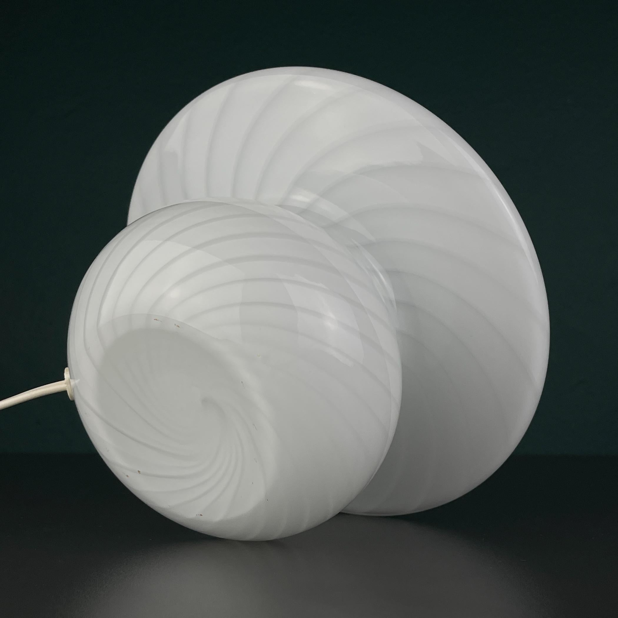 Lampada da tavolo vintage originale in vetro di Murano a volute, Italia anni '70 In condizioni buone in vendita a Miklavž Pri Taboru, SI
