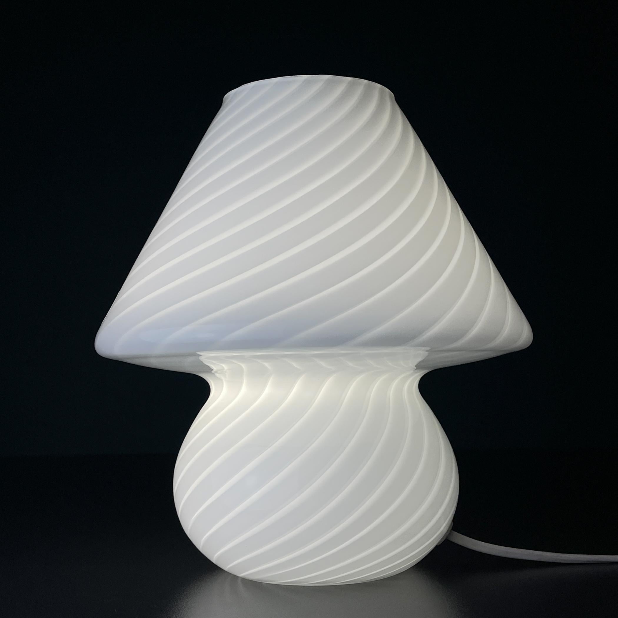 XX secolo Lampada da tavolo vintage originale in vetro di Murano a volute, Italia anni '70 in vendita