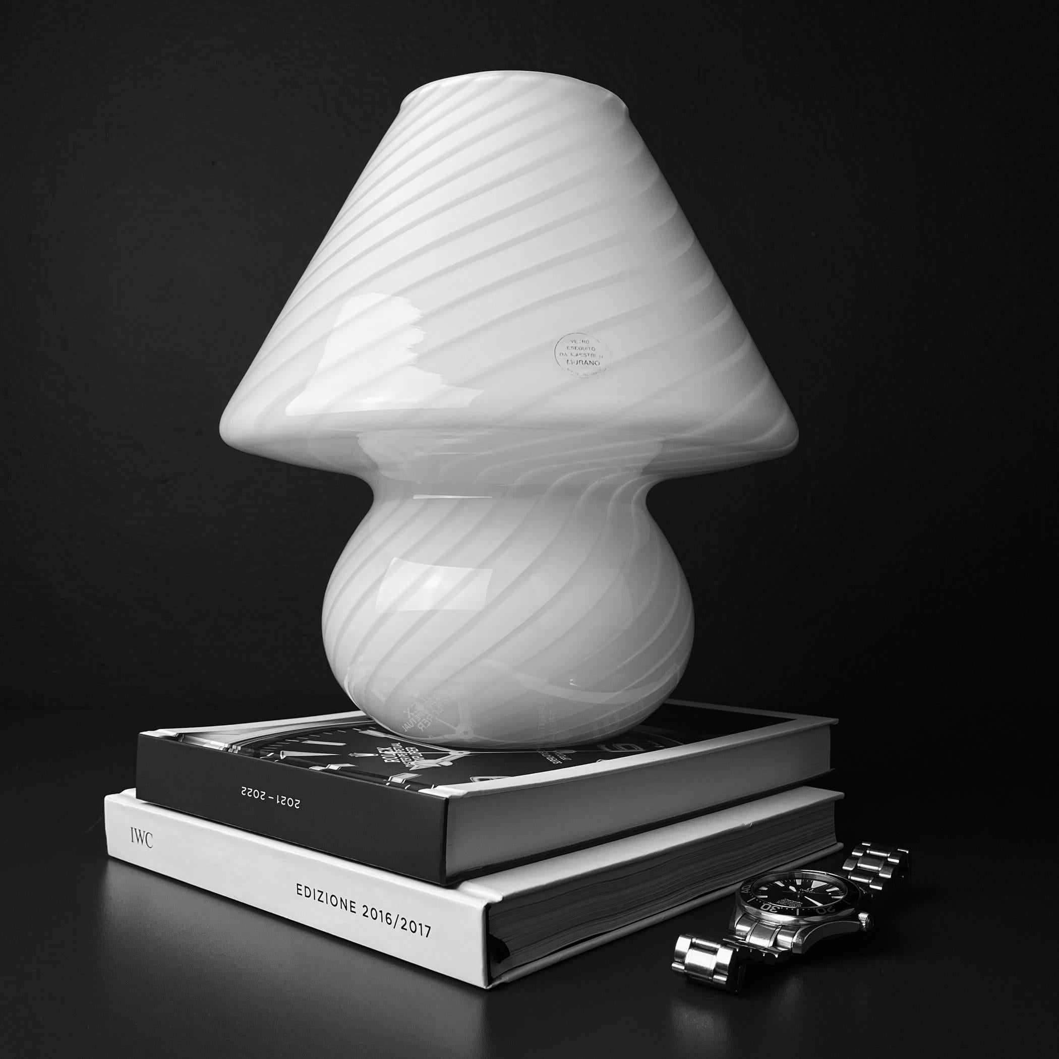 Vetro di Murano Lampada da tavolo vintage originale in vetro di Murano a volute, Italia anni '70 in vendita