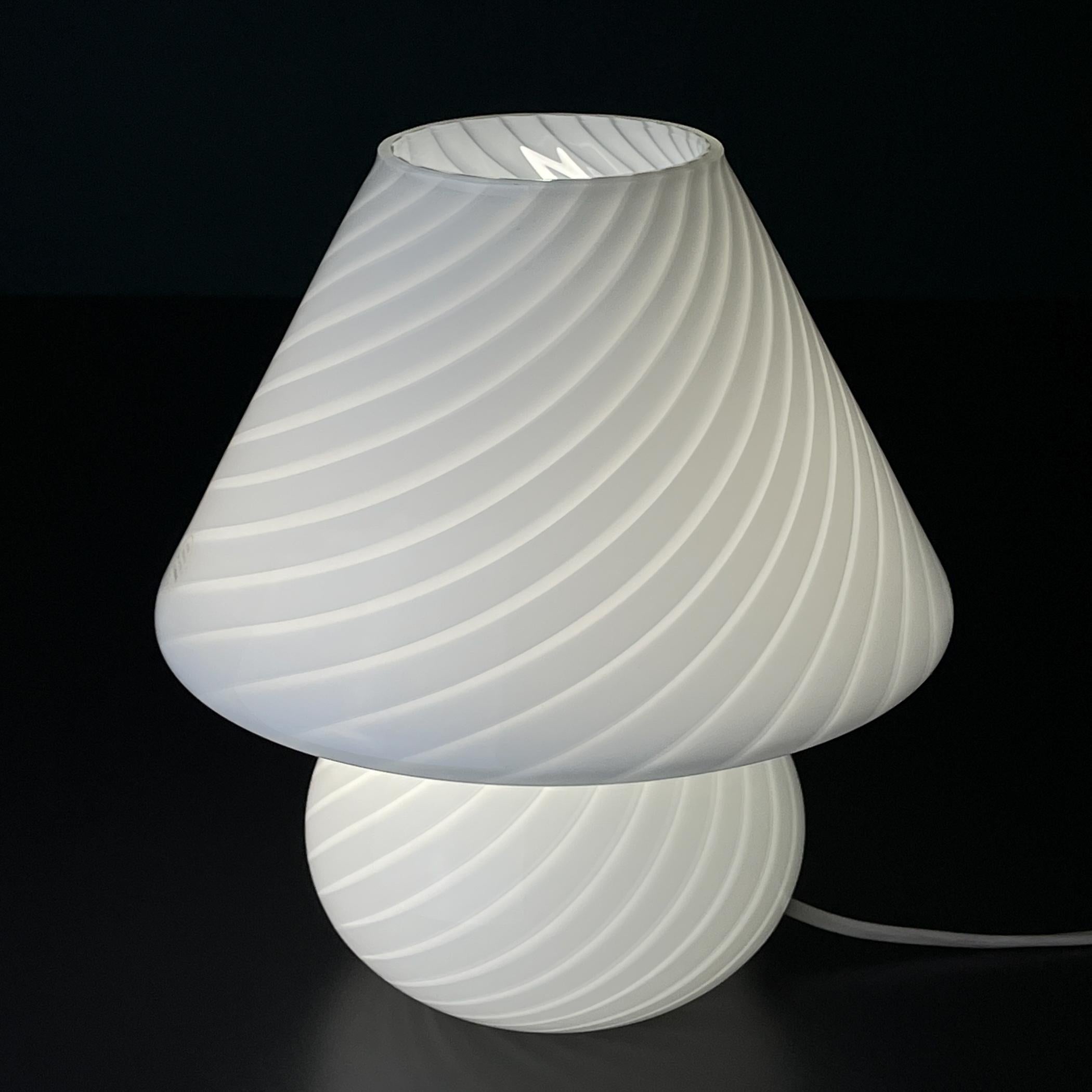 Lampada da tavolo vintage originale in vetro di Murano a volute, Italia anni '70 in vendita 1
