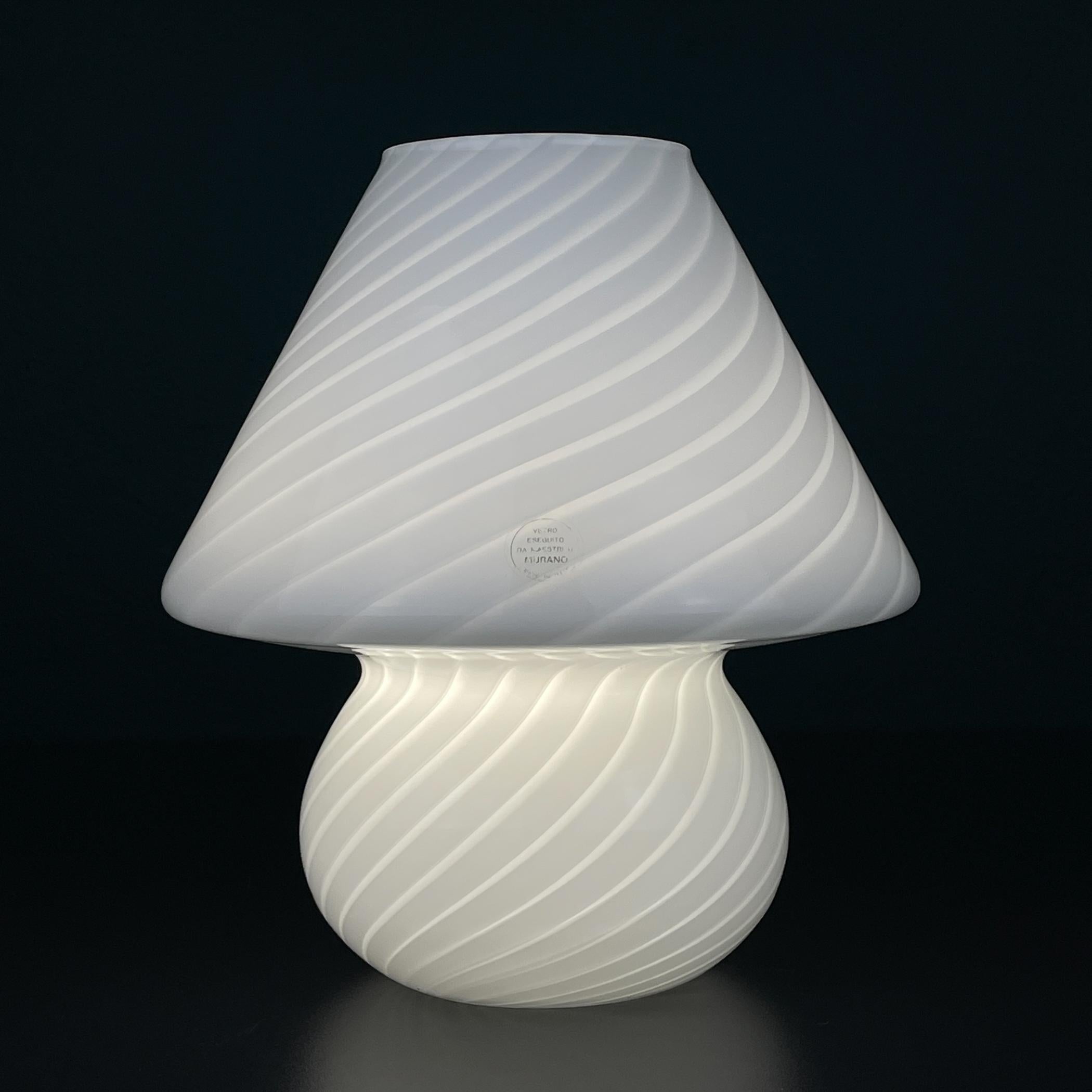 Lampada da tavolo vintage originale in vetro di Murano a volute, Italia anni '70 in vendita 2