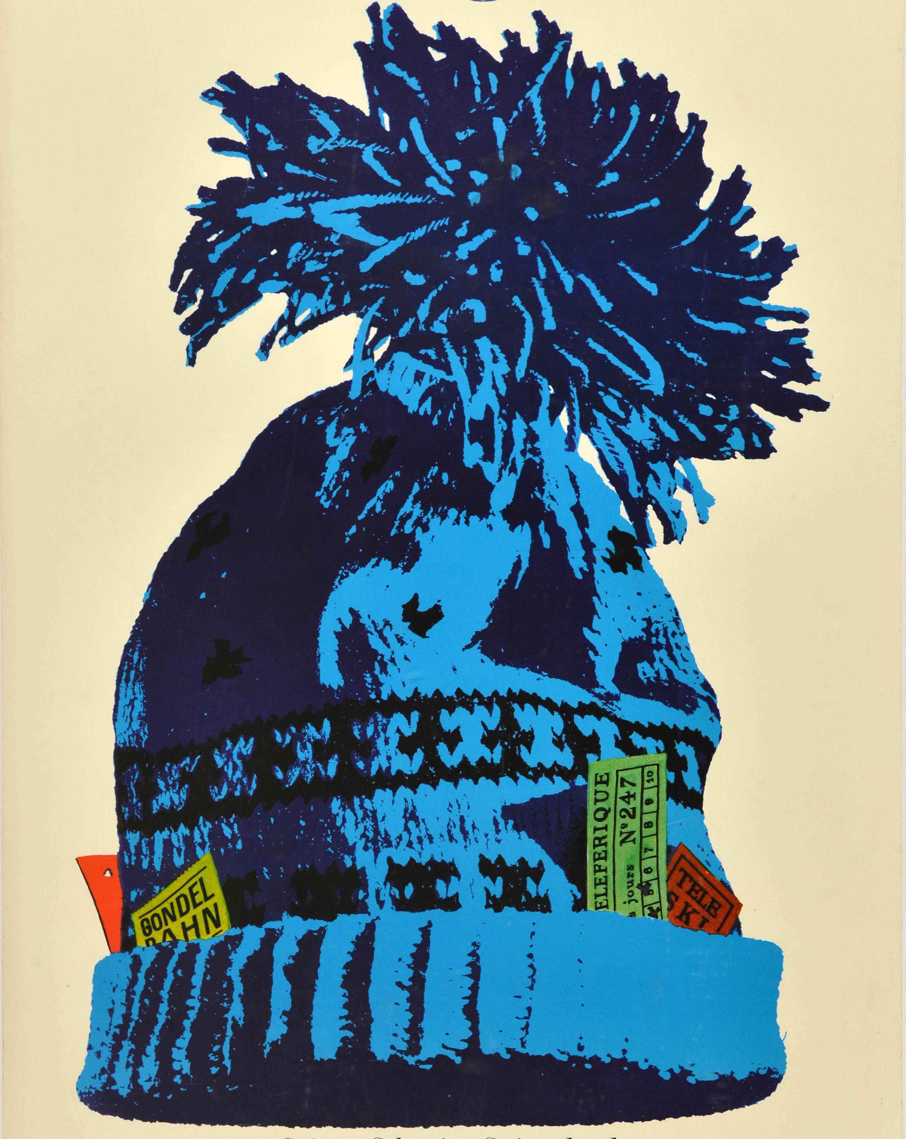 Originale poster di viaggio d'epoca per gli sport invernali sulle Alpi di Friburgo - Alpes Fribourgeoises Suisse Schweiz Switzerland Freiburger Alpen - con una divertente illustrazione di un cappello di lana blu con un pompon in cima e vari