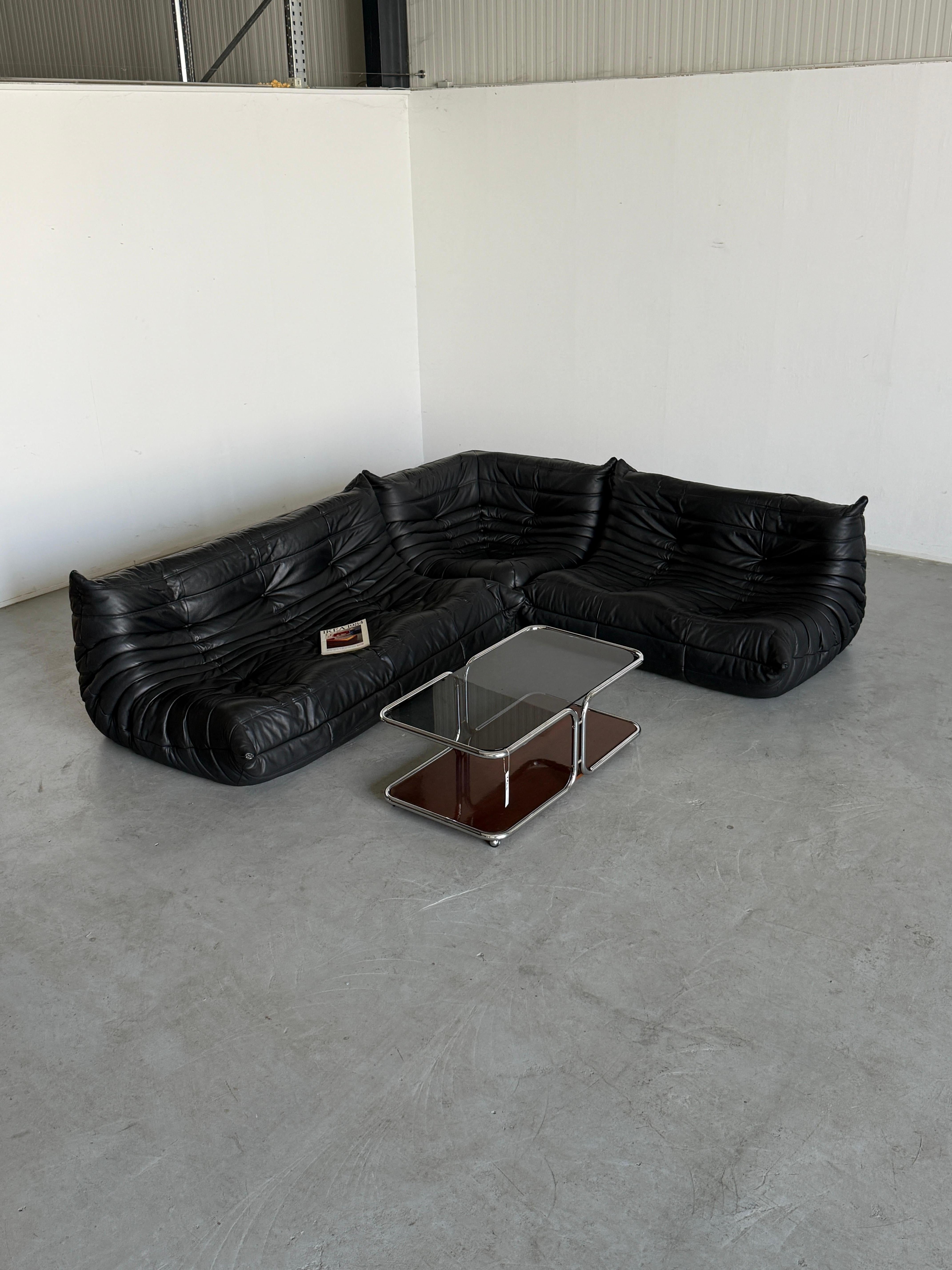 Schönes original Ligne Roset 'Togo' Dreisitzer-Sofa in schwarzem Leder. Entworfen von Michel Ducaroy in den 1970er Jahren. Eine Produktion aus den 2000er Jahren in original schwarzem Leder.

Doppelseitiges Label 'Ligne Roset' auf allen