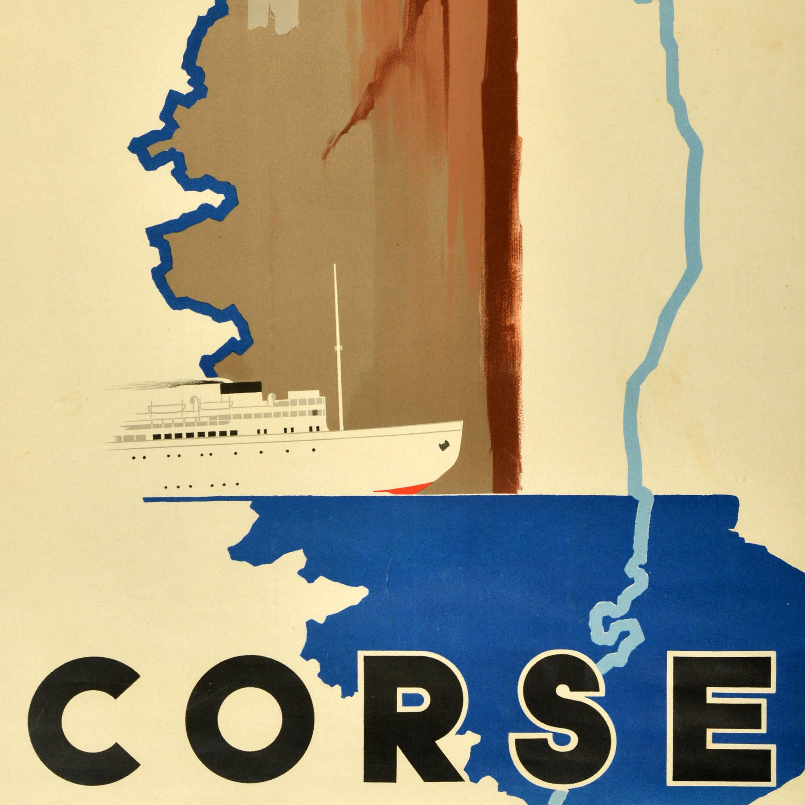 Affiche originale de voyage en train pour la Corse émise par la Société Nationale des Chemins de Fer Français (SNCF ; fondée en 1938) représentant un contour de l'île et un bateau sous une falaise rocheuse avec le logo au-dessus et le texte en