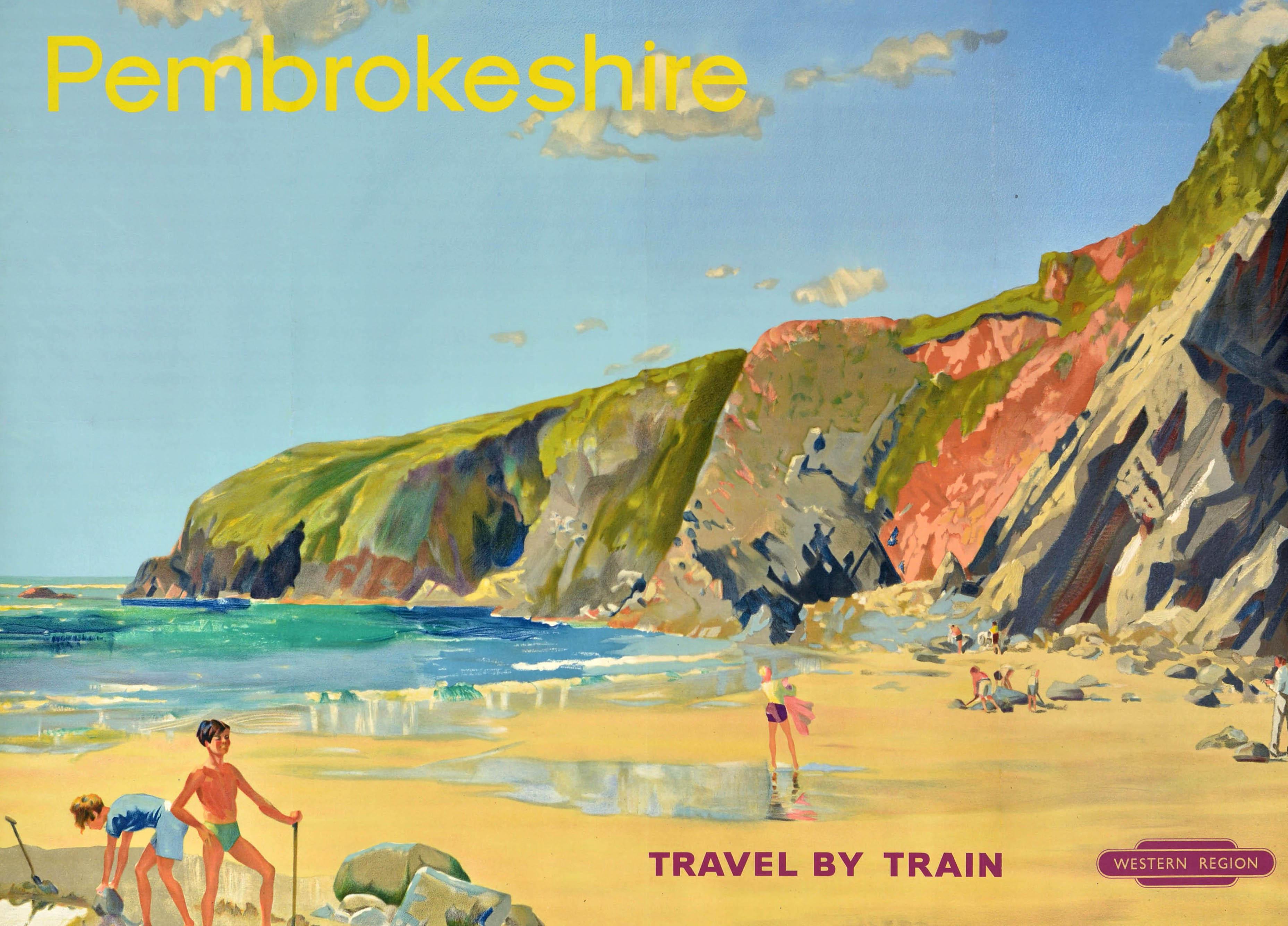 Poster di viaggio originale d'epoca - Pembrokeshire Travel by Train - emesso da British Railways Western Region con un colorato dipinto panoramico sul mare di George William Leech (1894-1966) che mostra bambini che giocano con secchielli e vanghe in
