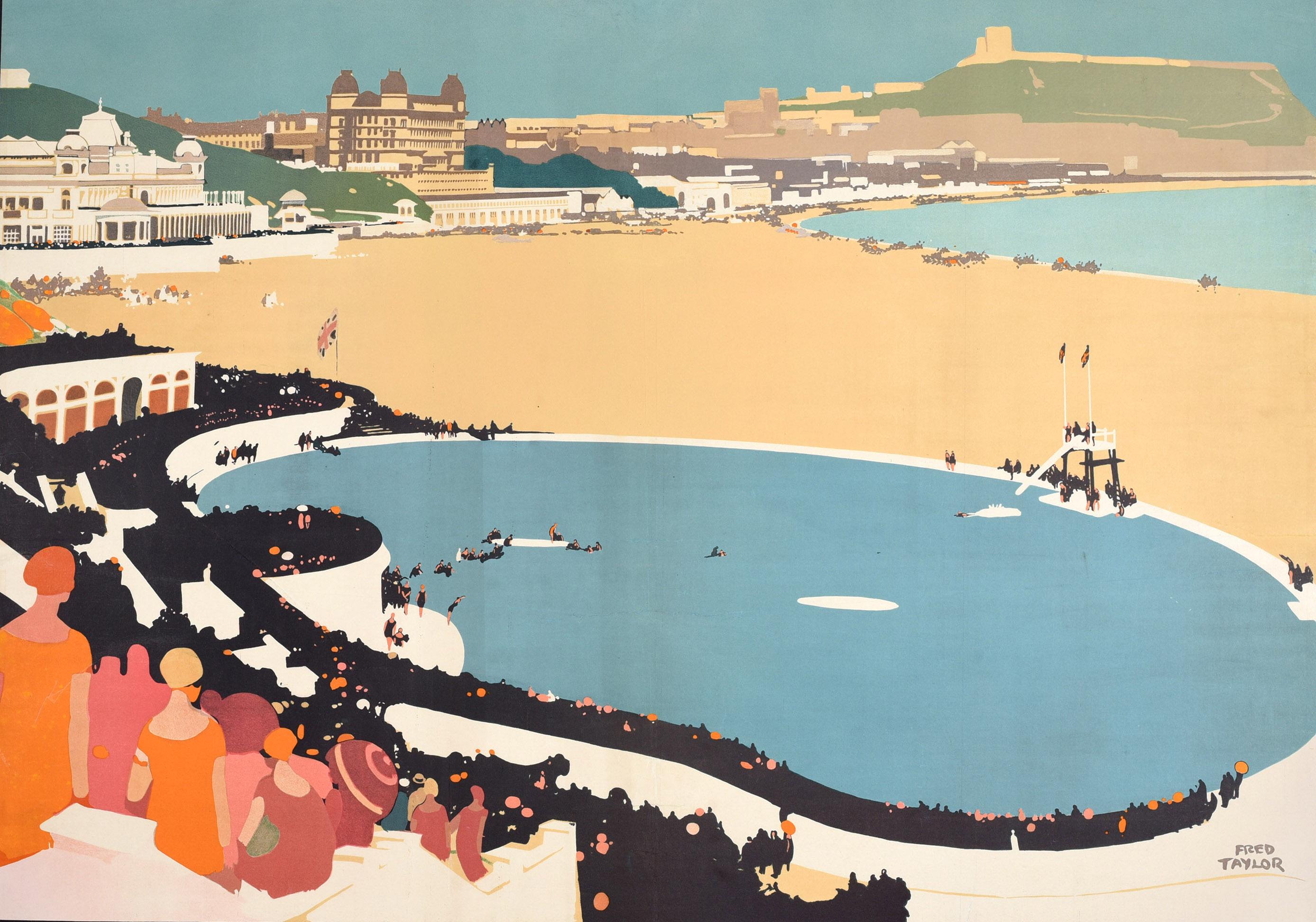 Poster d'epoca originale del treno LNER per Scarborough con uno splendido disegno Art/One del noto pittore e cartellonista Fred Taylor (1875-1963) che raffigura una vista panoramica dell'iconica South Bay Bathing Pool nella popolare città balneare