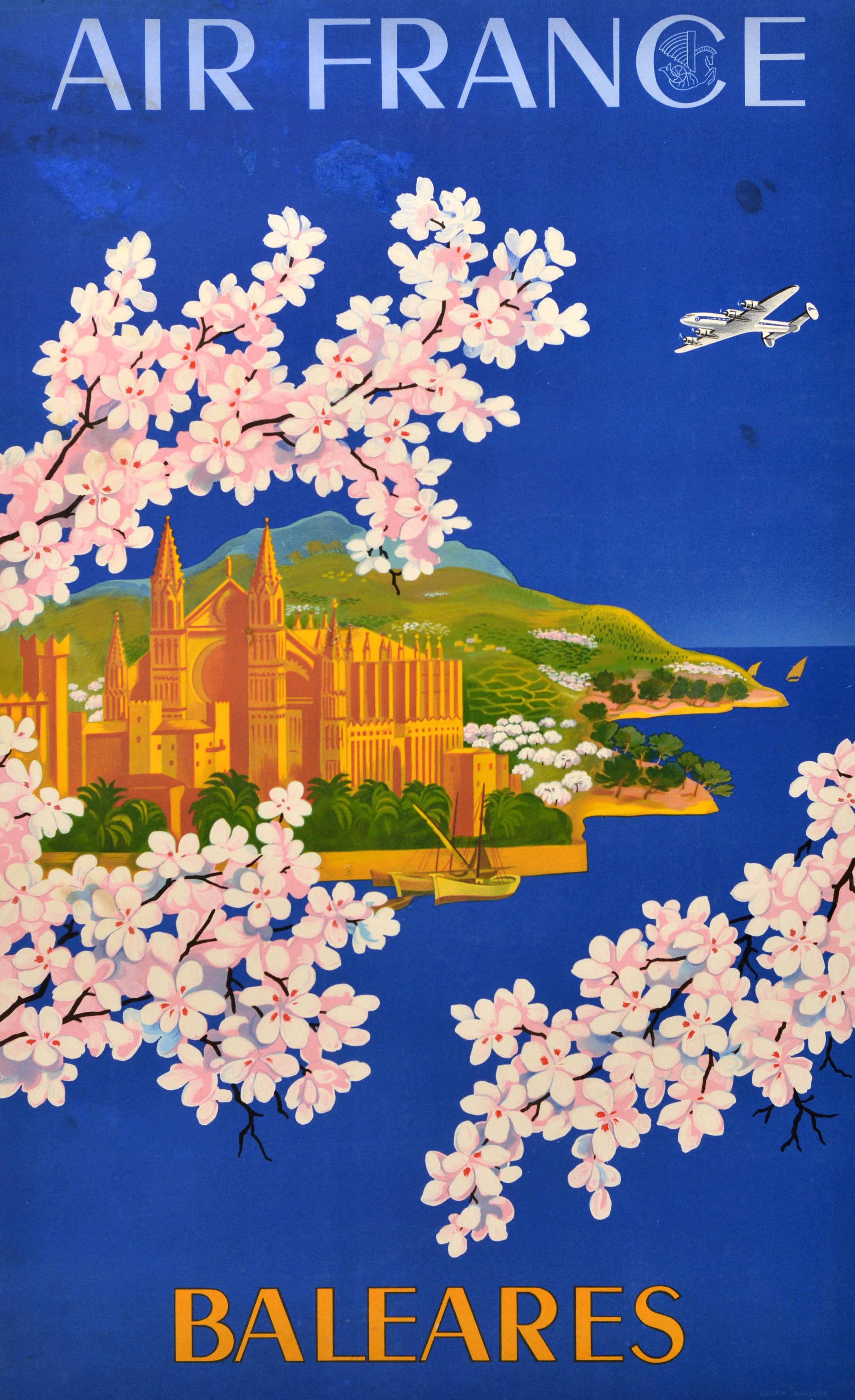 Affiche publicitaire originale de voyage - Air France Baleares - représentant une des îles avec des bâtiments et une cathédrale derrière des palmiers, des champs et des collines au loin, des voiliers en mer et les branches d'un arbre fleuri de